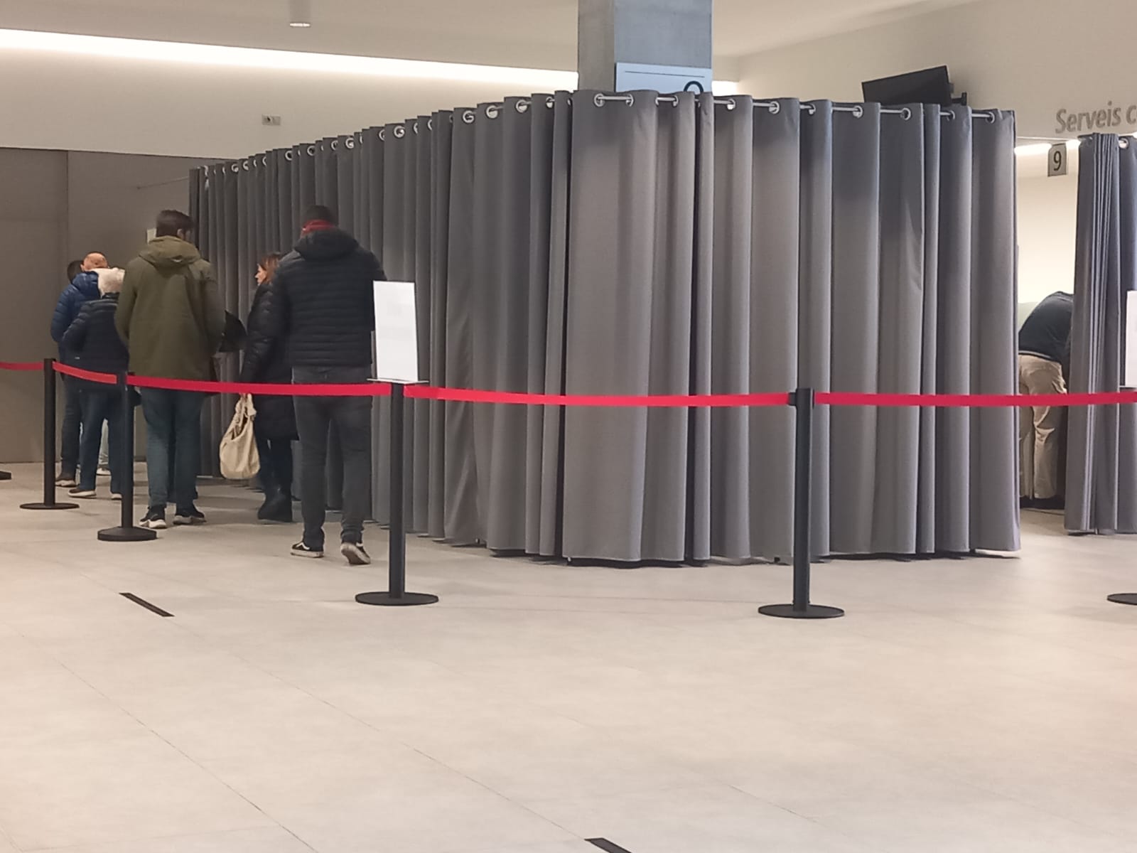 Cua per dipositar el vot a la Seu de la Justícia.