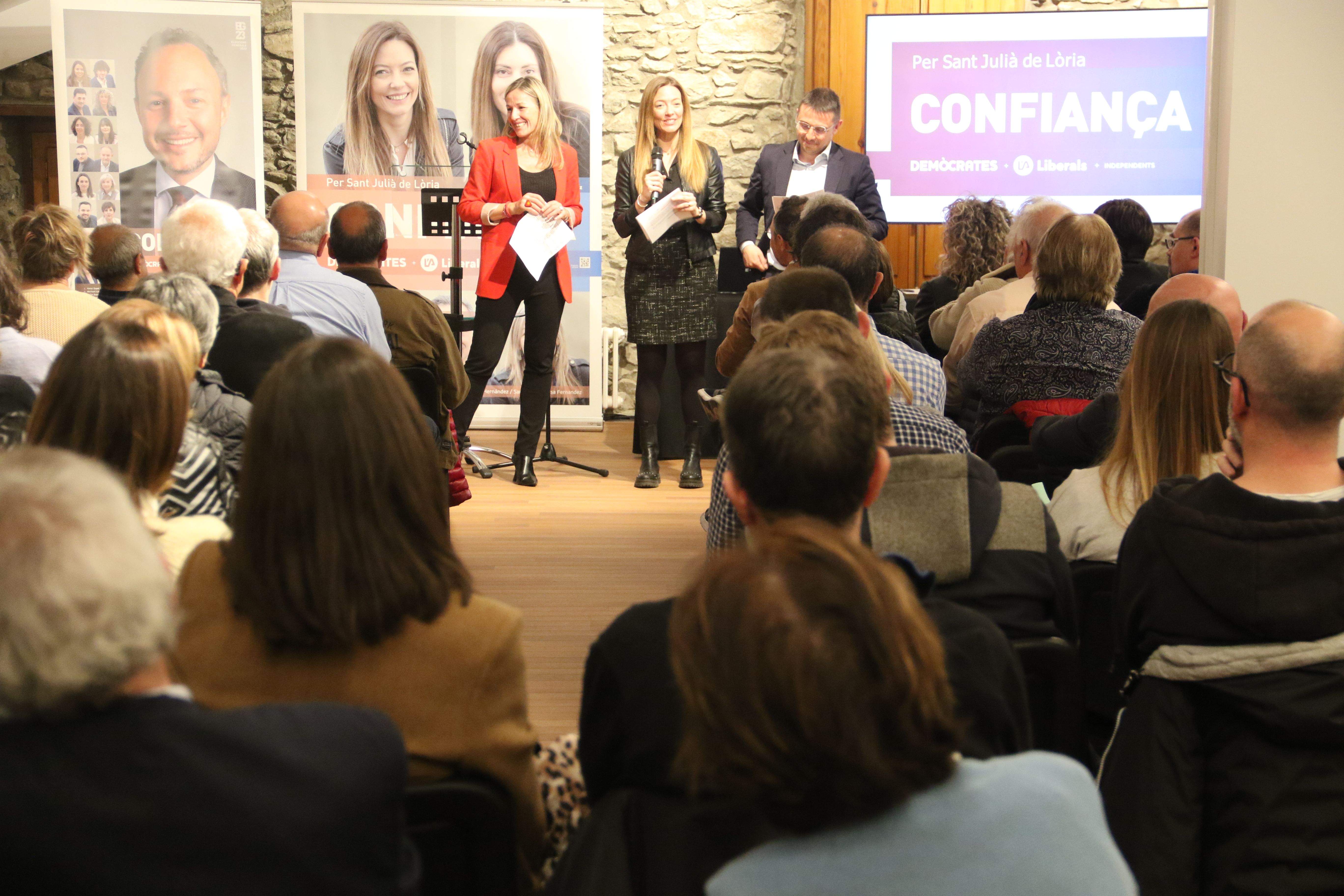 Una setantena de persones han acudit a la reunió de poble demòcrata a Sant Julià.