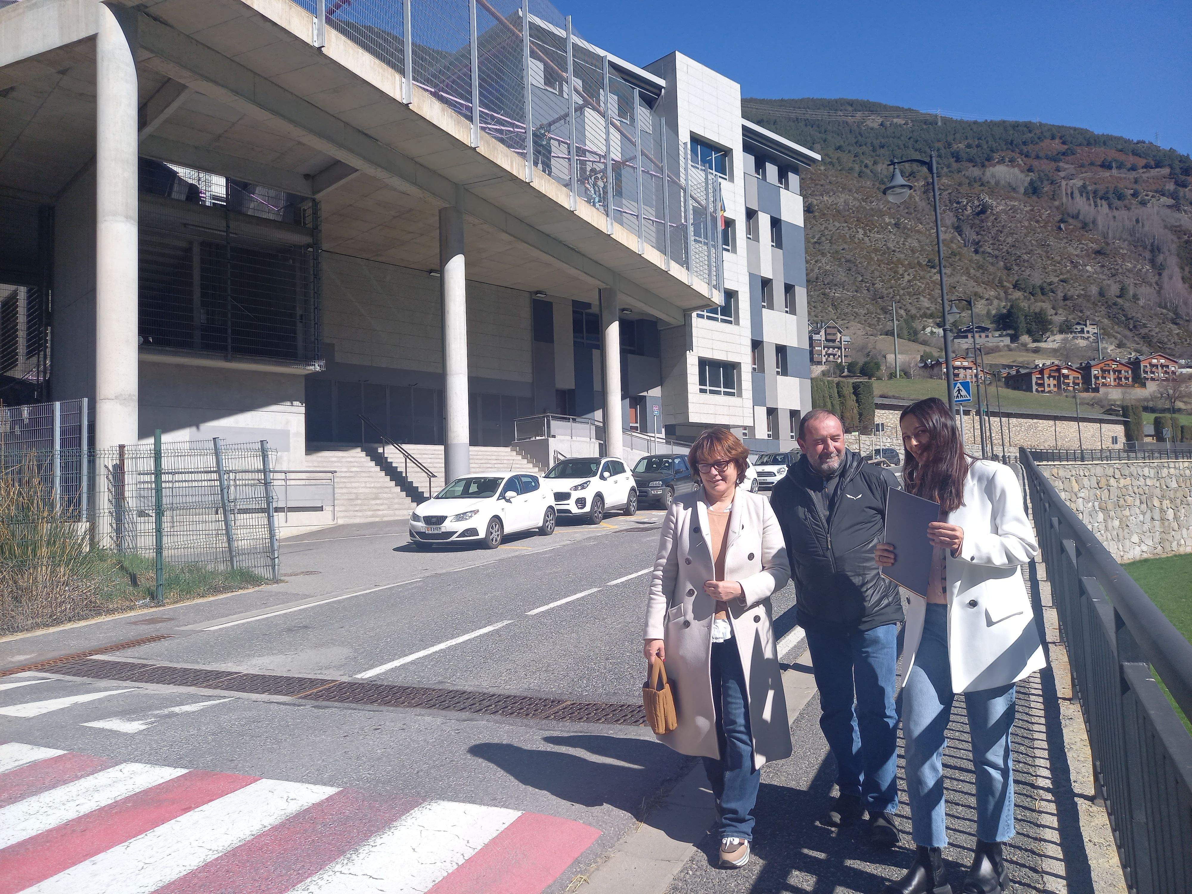 Els candidats liberals davant l'escola andorrana de segona ensenyança d'Encamp.