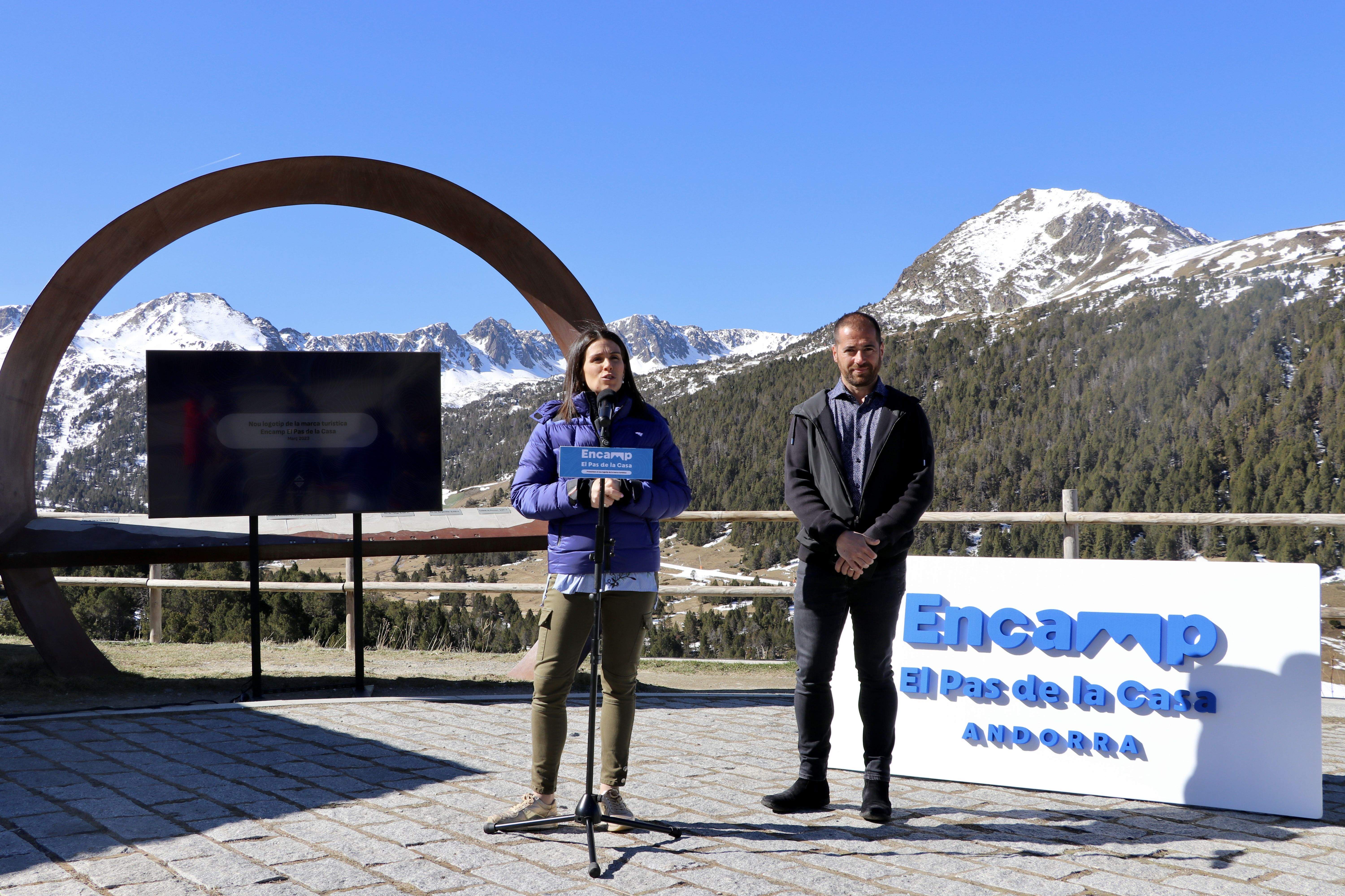 Laura Mas i Nino Marot durant la presentació del logo aquest dimarts.
