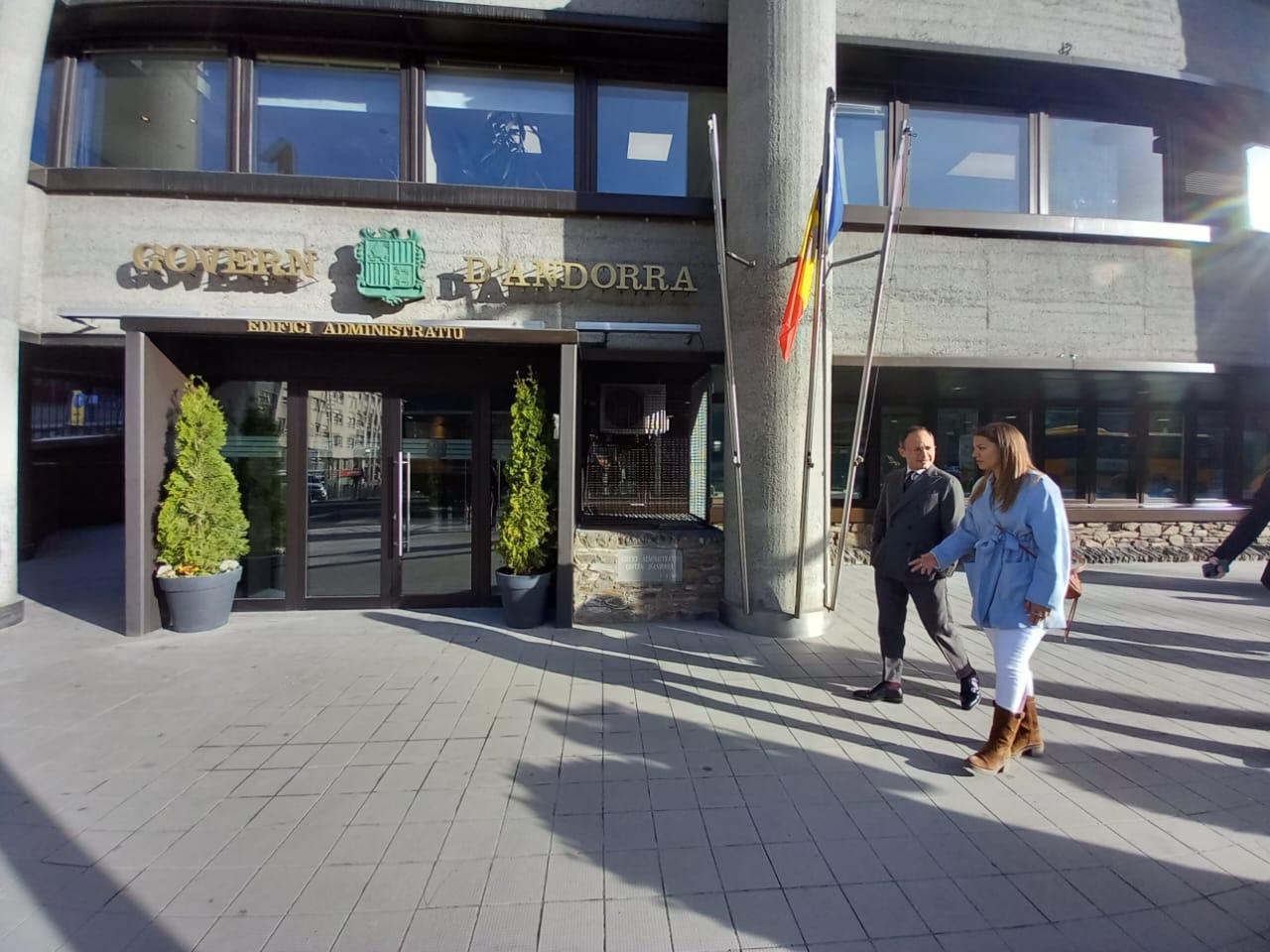 Xavier Espot i Meritxell López en les immediacions de Govern.