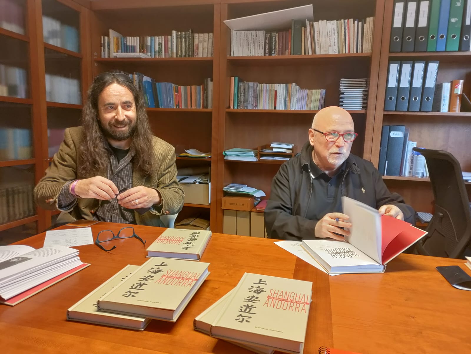 Txema Díaz-Torrent i Joan Peruga durant la presentació del llibre aquest dimecres.