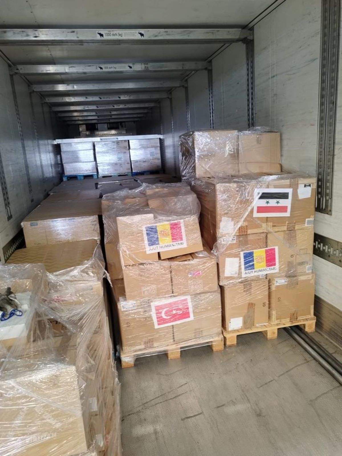 Palets a l'interior del camió amb l'ajuda per als afectats dels terratrèmols