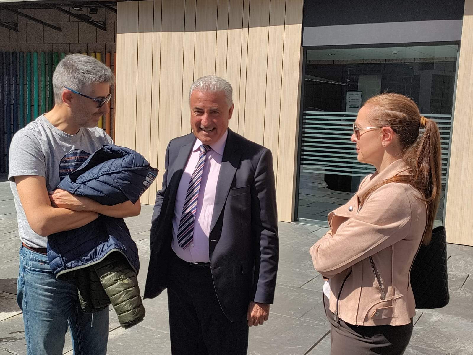 Els candidats Josep Maria Cabanes i Maribel Lafoz a la porta de l'hospital.