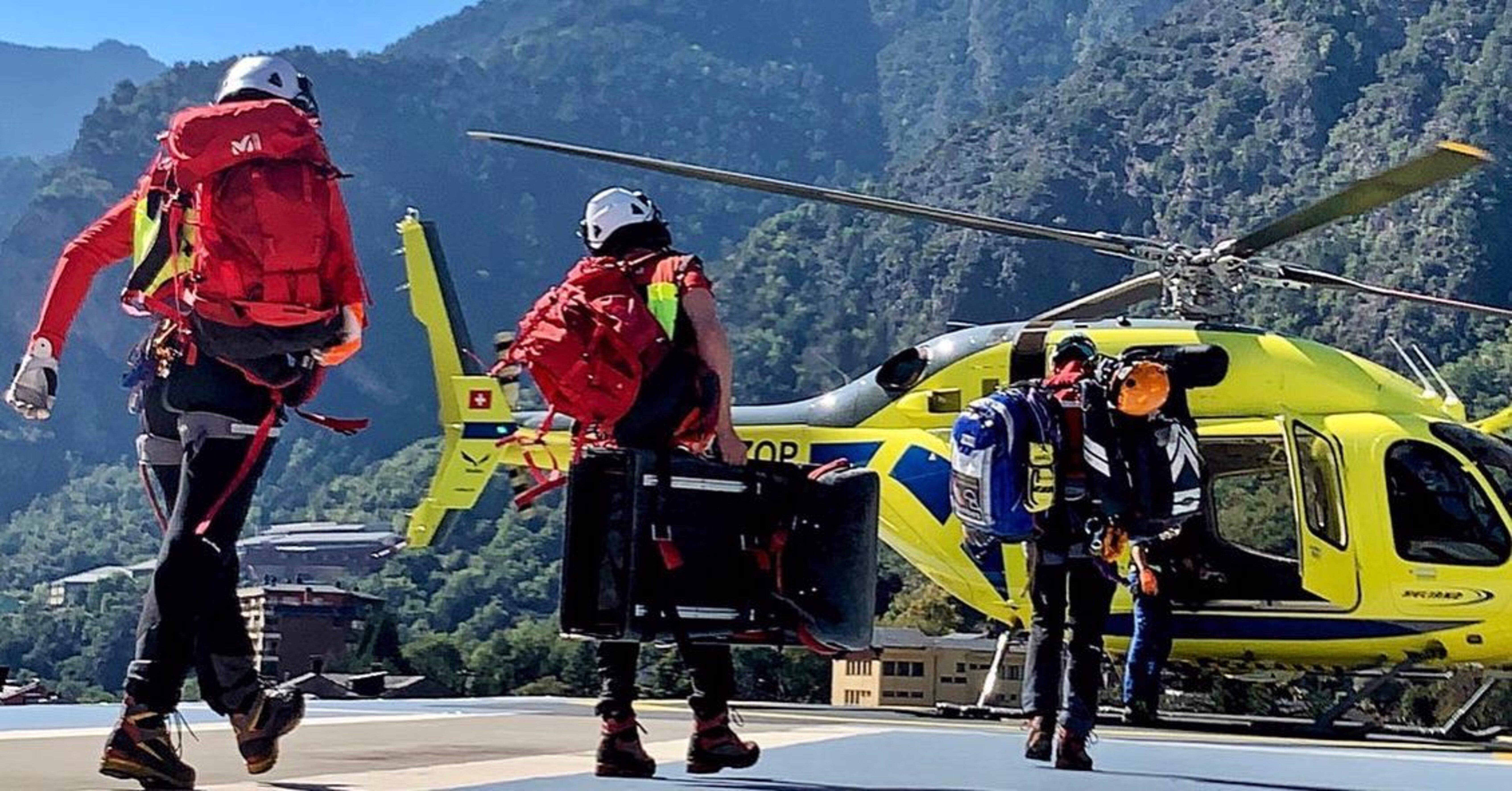 Bombers preparant-se per un rescat amb helicòpter.