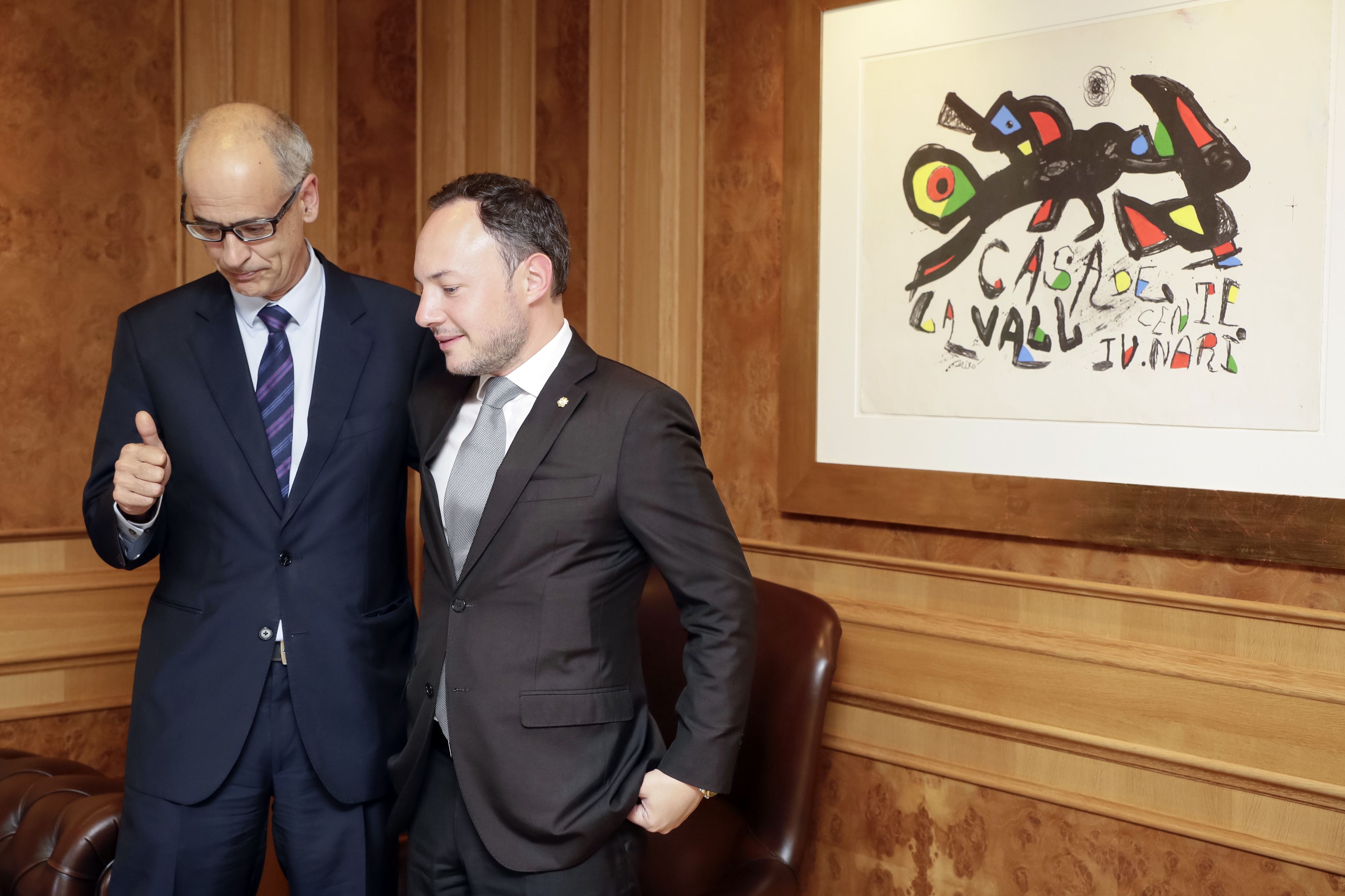 Toni Martí i Xavier Espot durant el traspàs de poders el 2019.