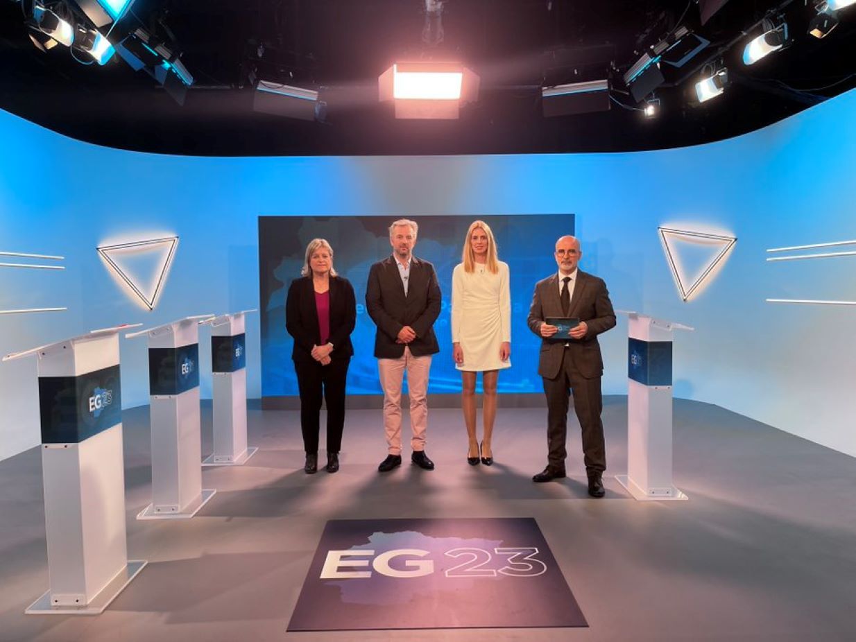 Els candidats parroquials d'Ordino amb el moderador al debat d'aquest dimecres a Andorra Televisió.
