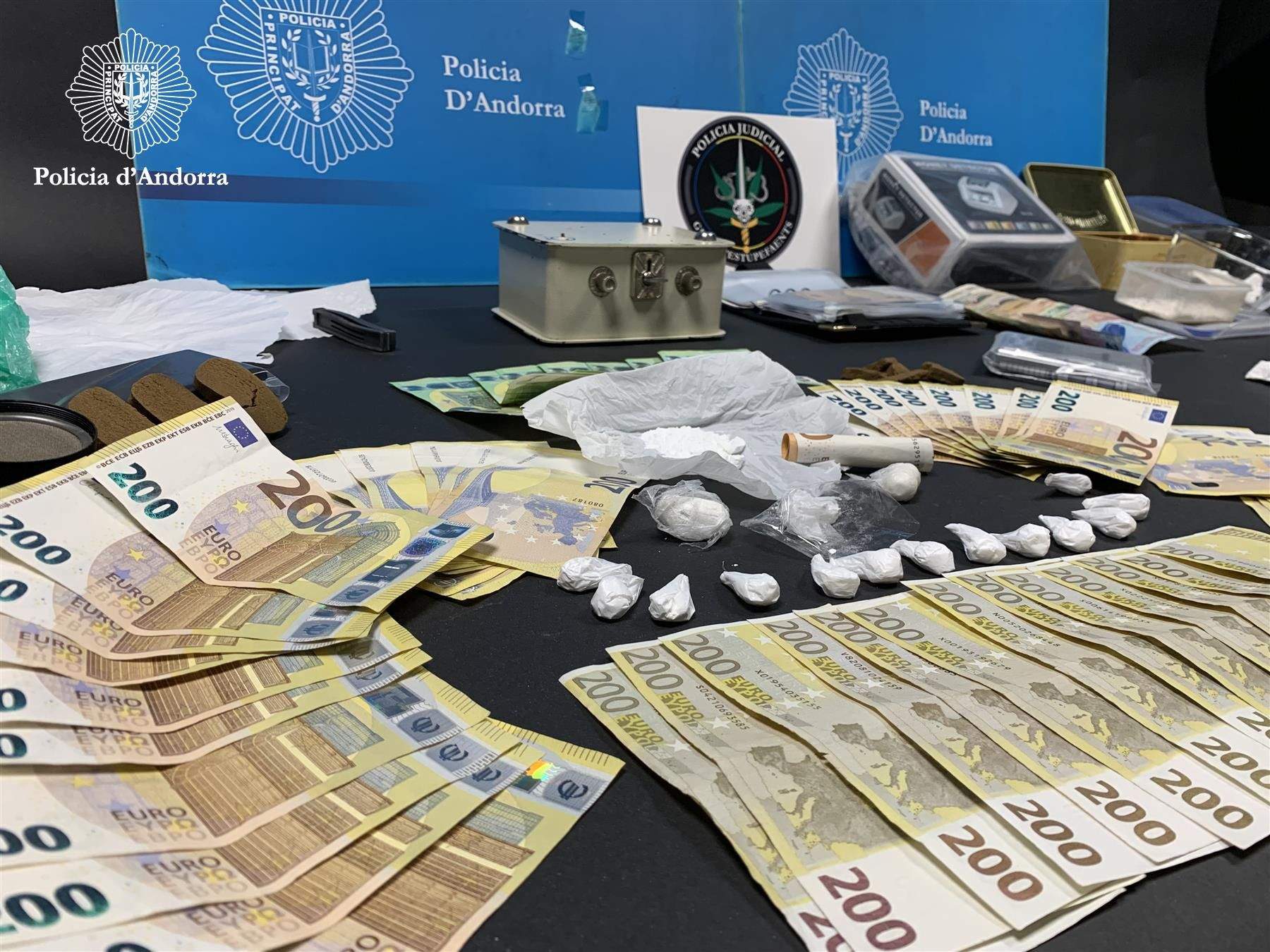 La major part de la droga i els diners comissats corresponien presumptament a la dona detinguda.