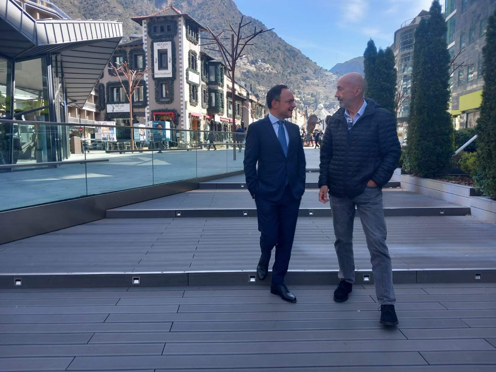 Xavier Espot i Joan Martínez Benazet han comparegut junts a la plaça de la Rotonda per parlar de salut.