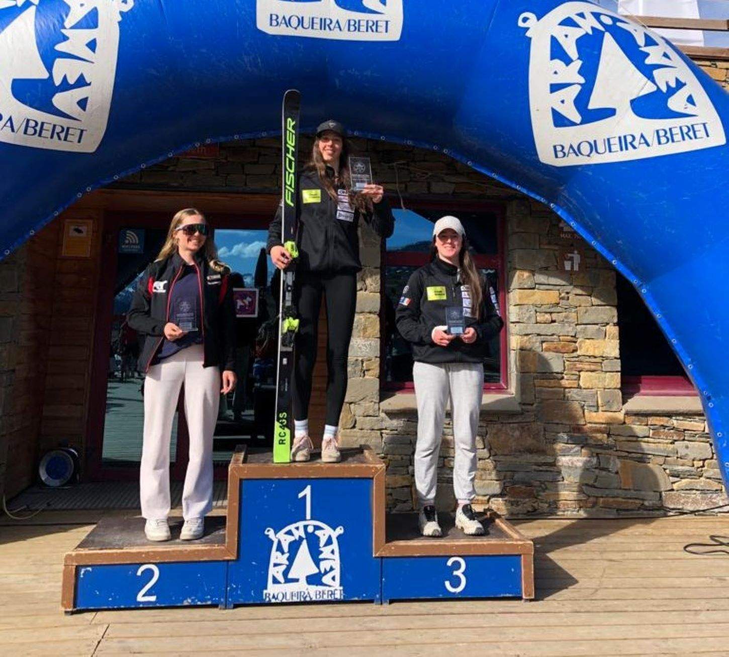 Mijares, al graó més alt del podi, amb Medina, al tercer lloc.