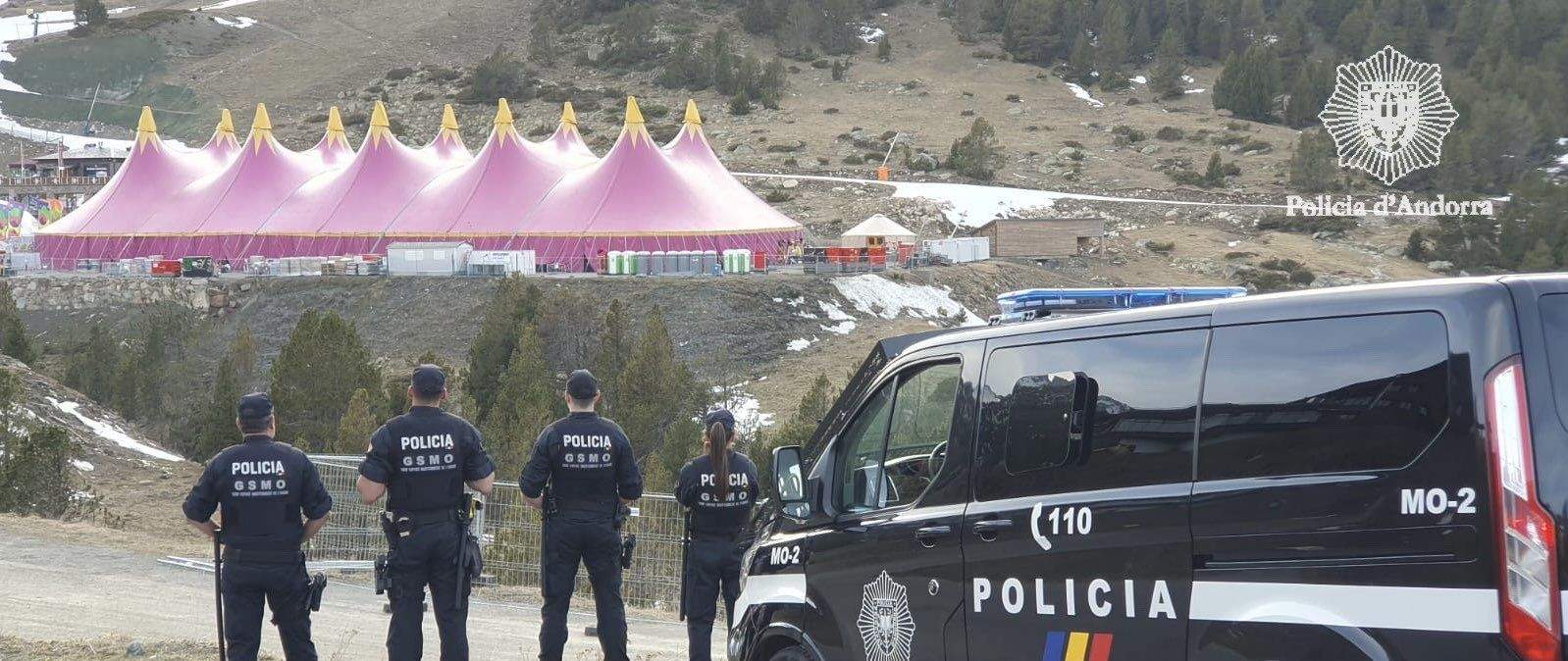 Agents de policia (GSMO) fent control preventiu a Grau Roig. Agents de policia (GSMO) fent control preventiu a Grau Roig.