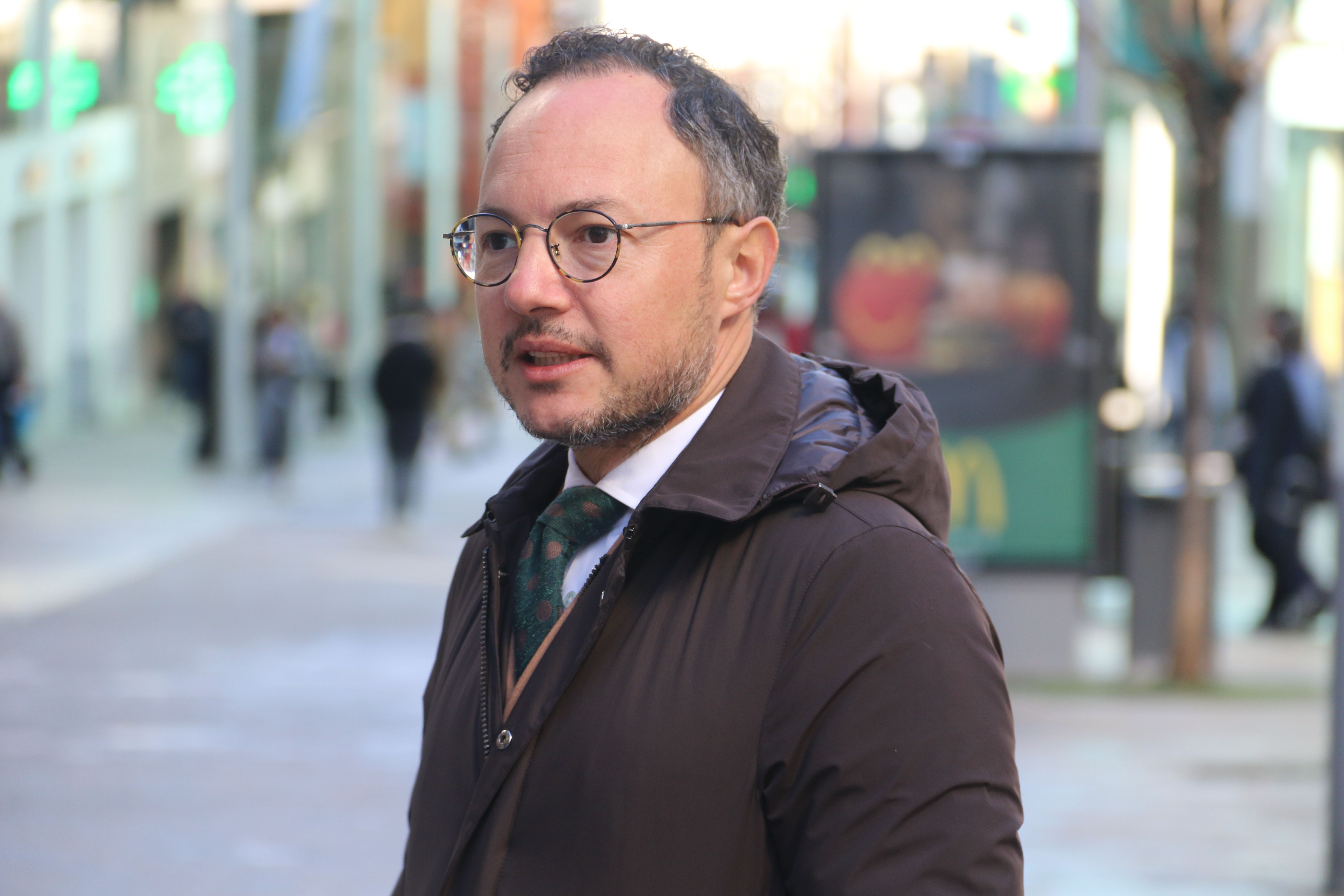 Xavier Espot després de l'entrevista, en un acte electoral a l'avinguda Carlemany.