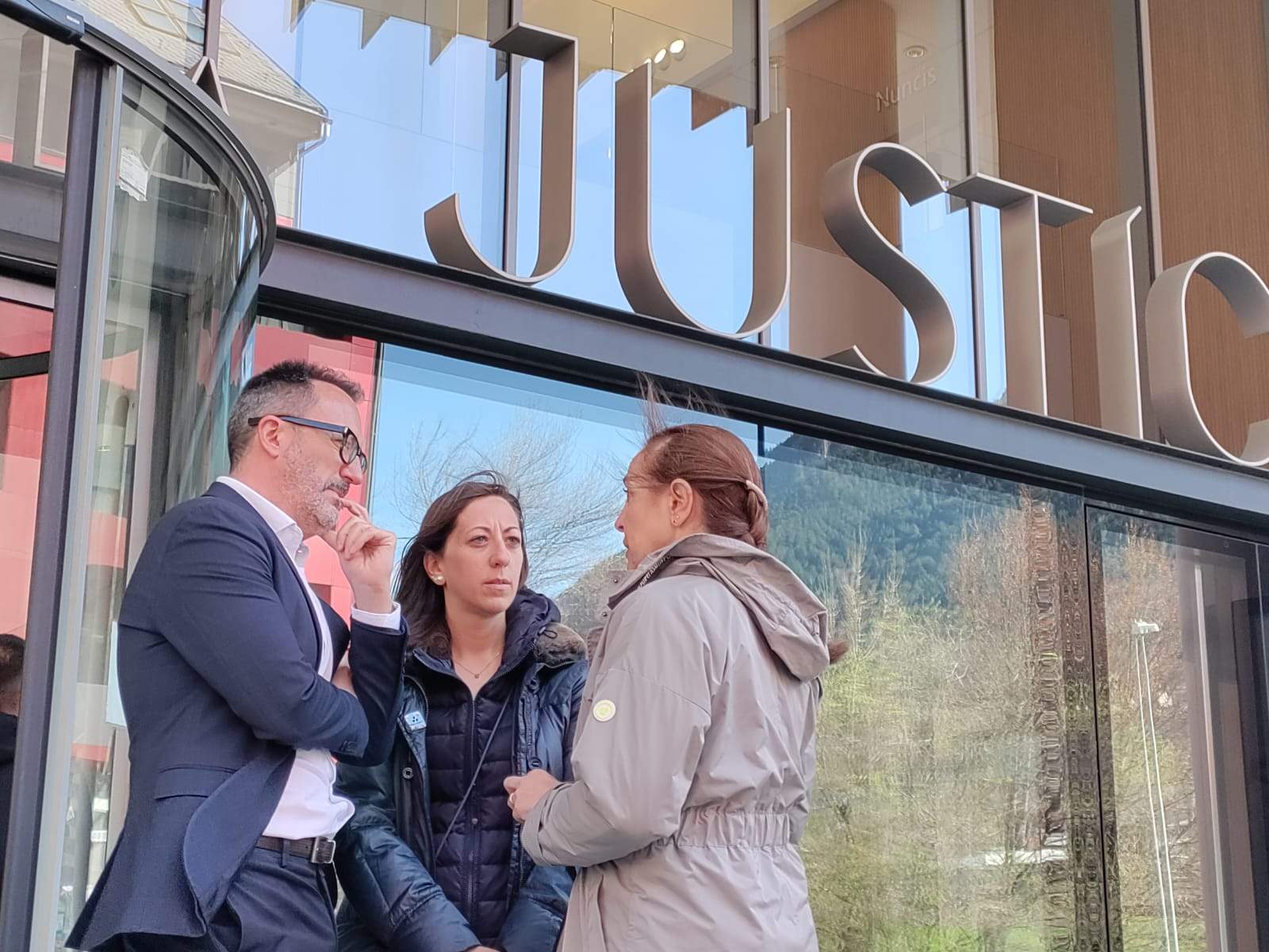 Victor Filloy, Noe Dobarro i Maribel Lafoz a les portes de la Seu de la Justícia aquest divendres.