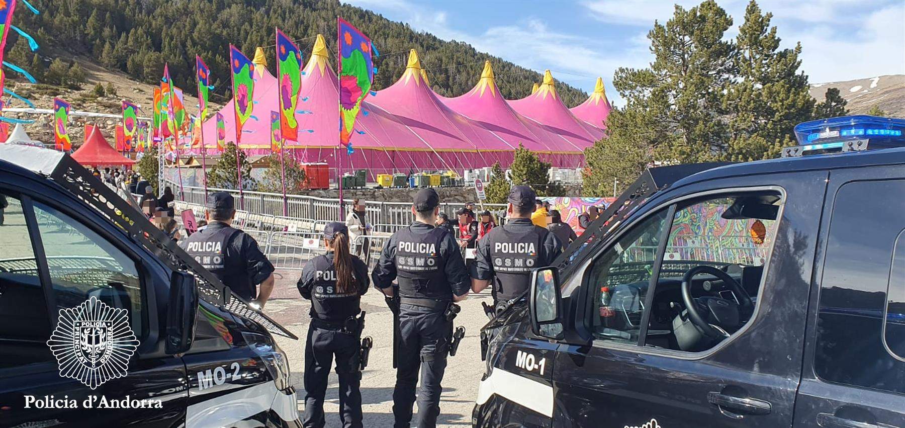 Efectius de policia controlant el recinte de l'Snowrow.