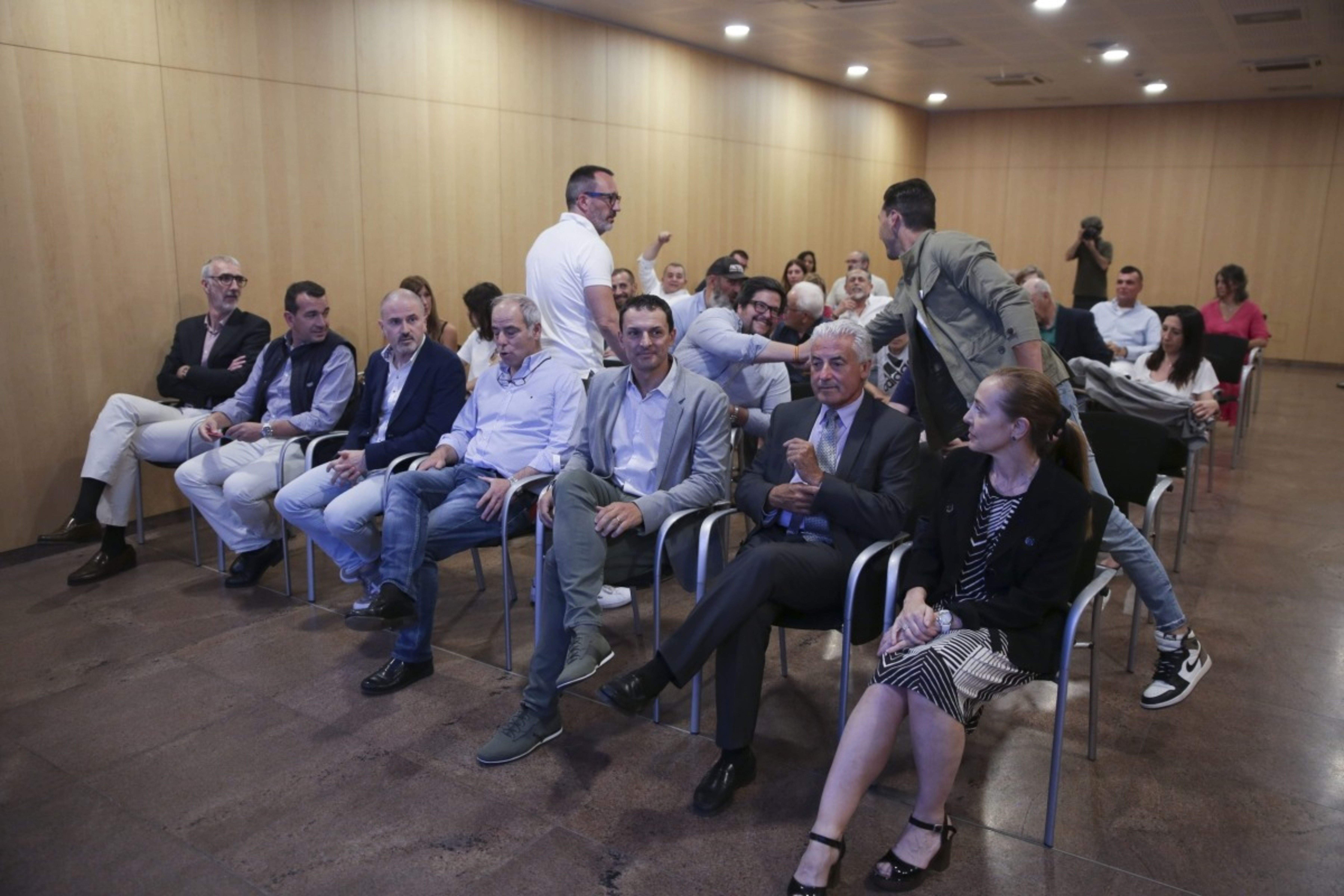 Sergi Alís, segon per l'esquerra, arrossega la militància d'Encamp.