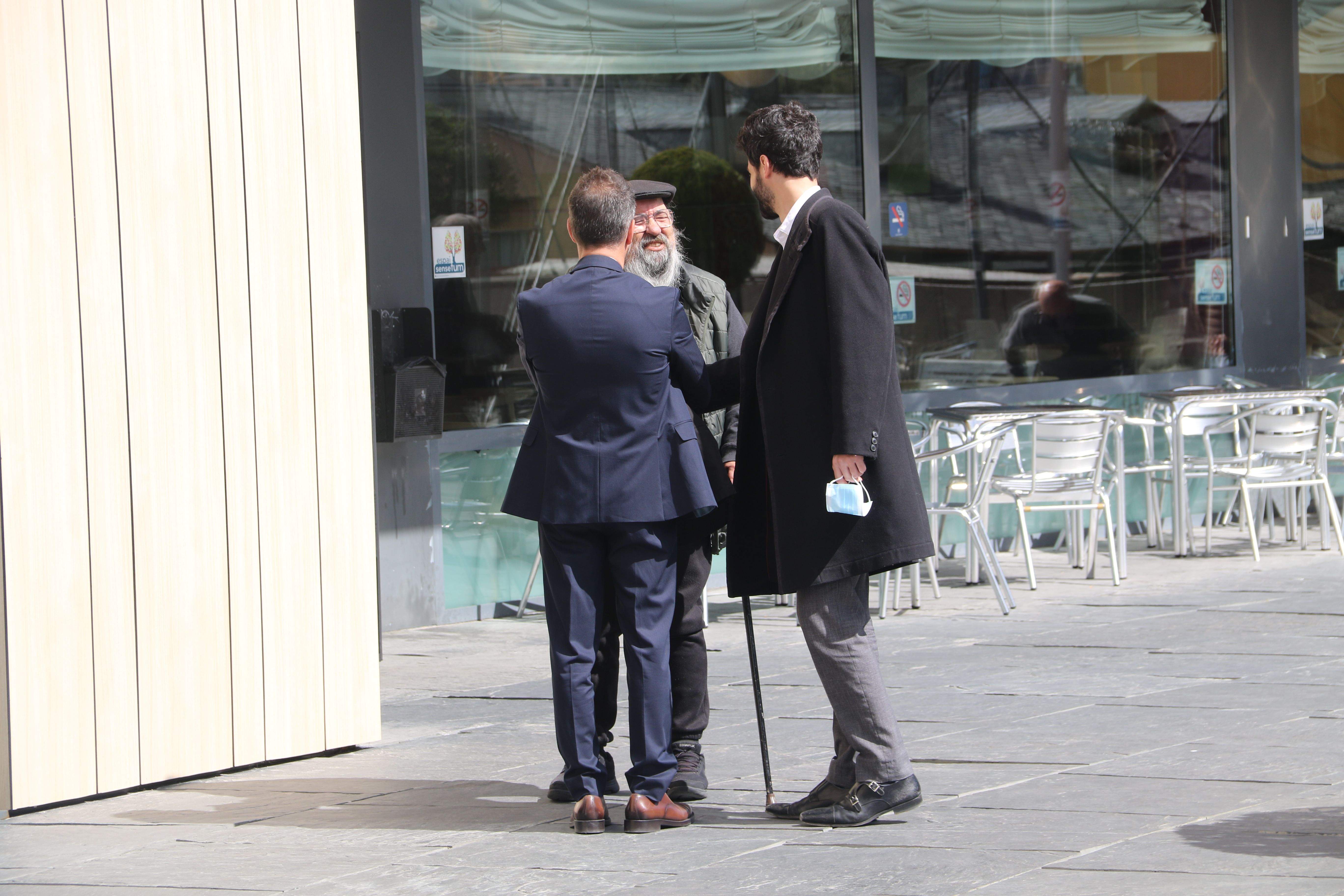 Pere López i Cerni Escalé parlant amb Xavi Fernández, que havia anat a visitar un familiar a l'hospital. Pere López i Cerni Escalé parlant amb Xavi Fernández, que havia anat a visitar un familiar a l'hospital.