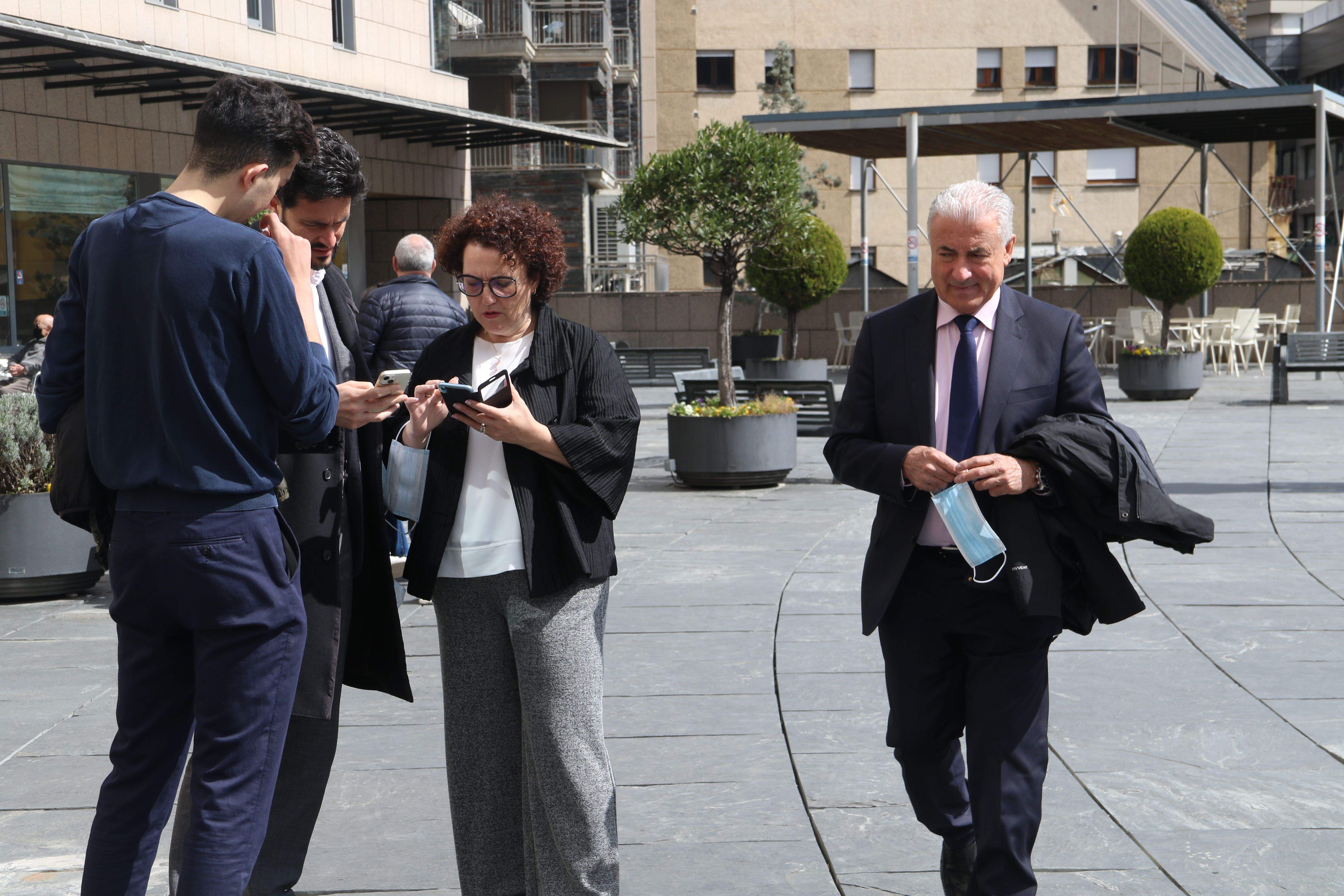 Pallarés, Escalé i Abdou Taouil conversant mentre Josep Maria Cabanes els avança per la seva esquerra. Pallarés, Escalé i Abdou Taouil conversant mentre Josep Maria Cabanes els avança per la seva esquerra.