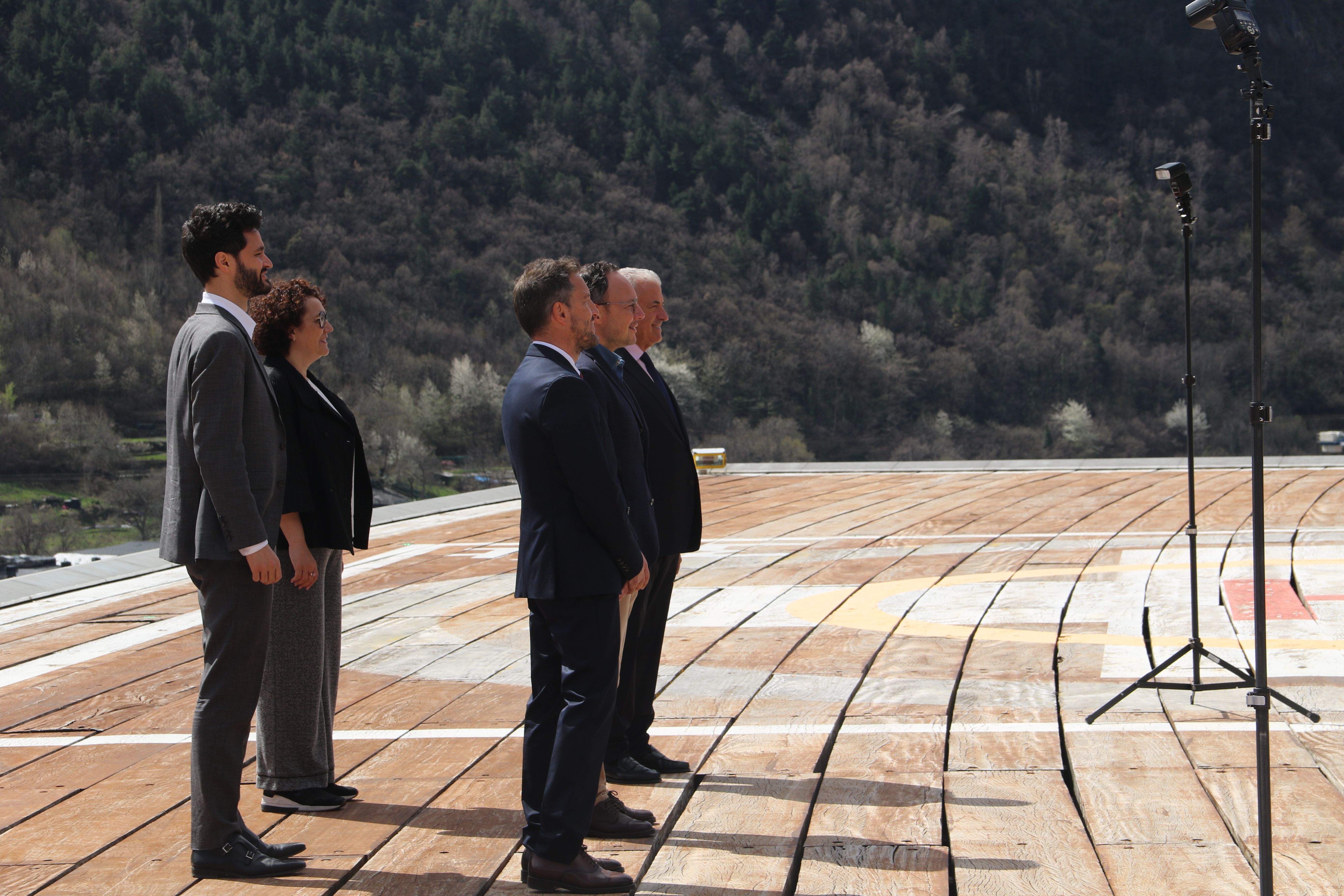 Els cinc candidats presents posant per una de les fotos. Els cinc candidats presents posant per una de les fotos.