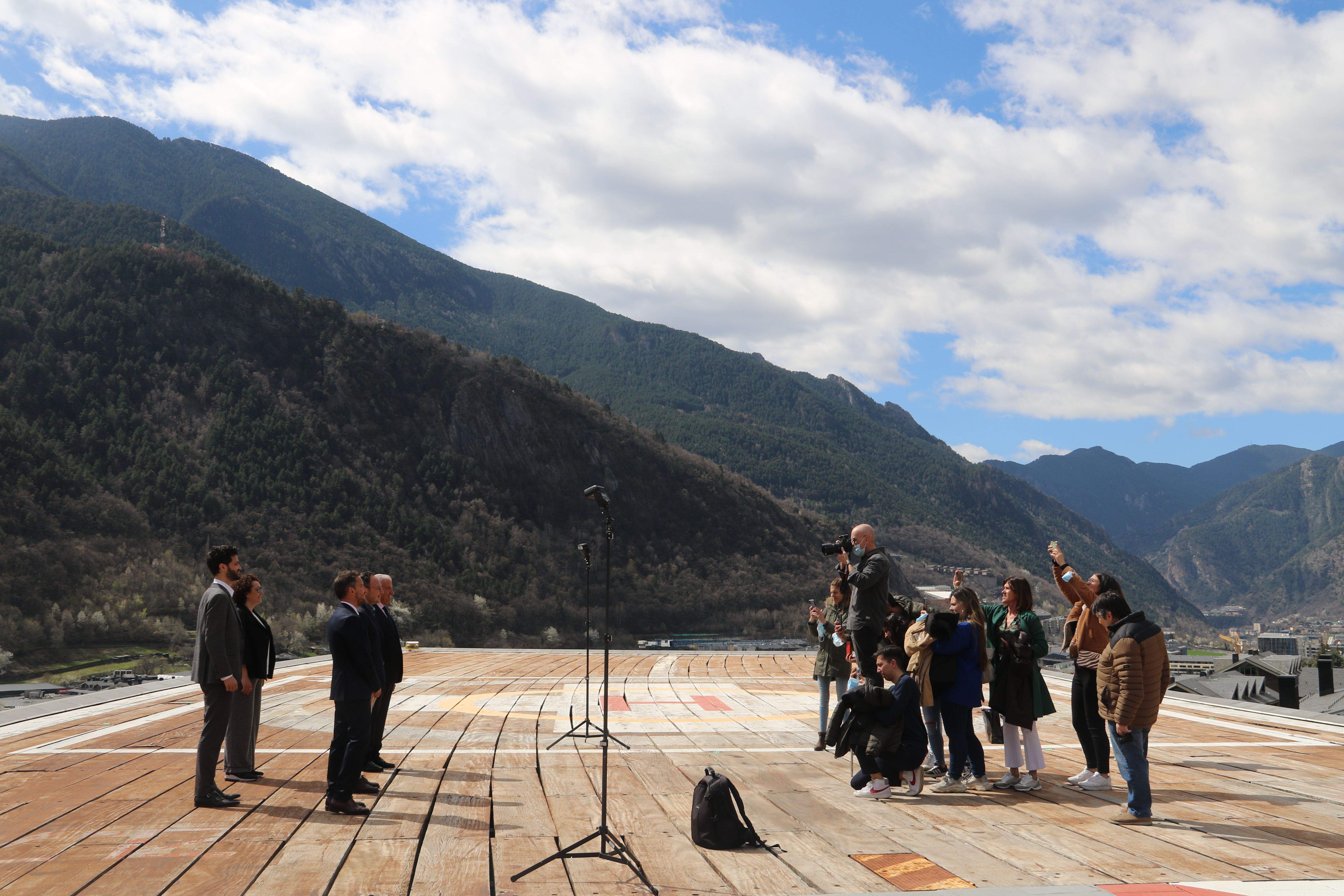 El fotògraf de l'Altaveu (Jordi Pujol) i assessors dels partits captant una de les imatges. El fotògraf de l'Altaveu (Jordi Pujol) i assessors dels partits captant una de les imatges.