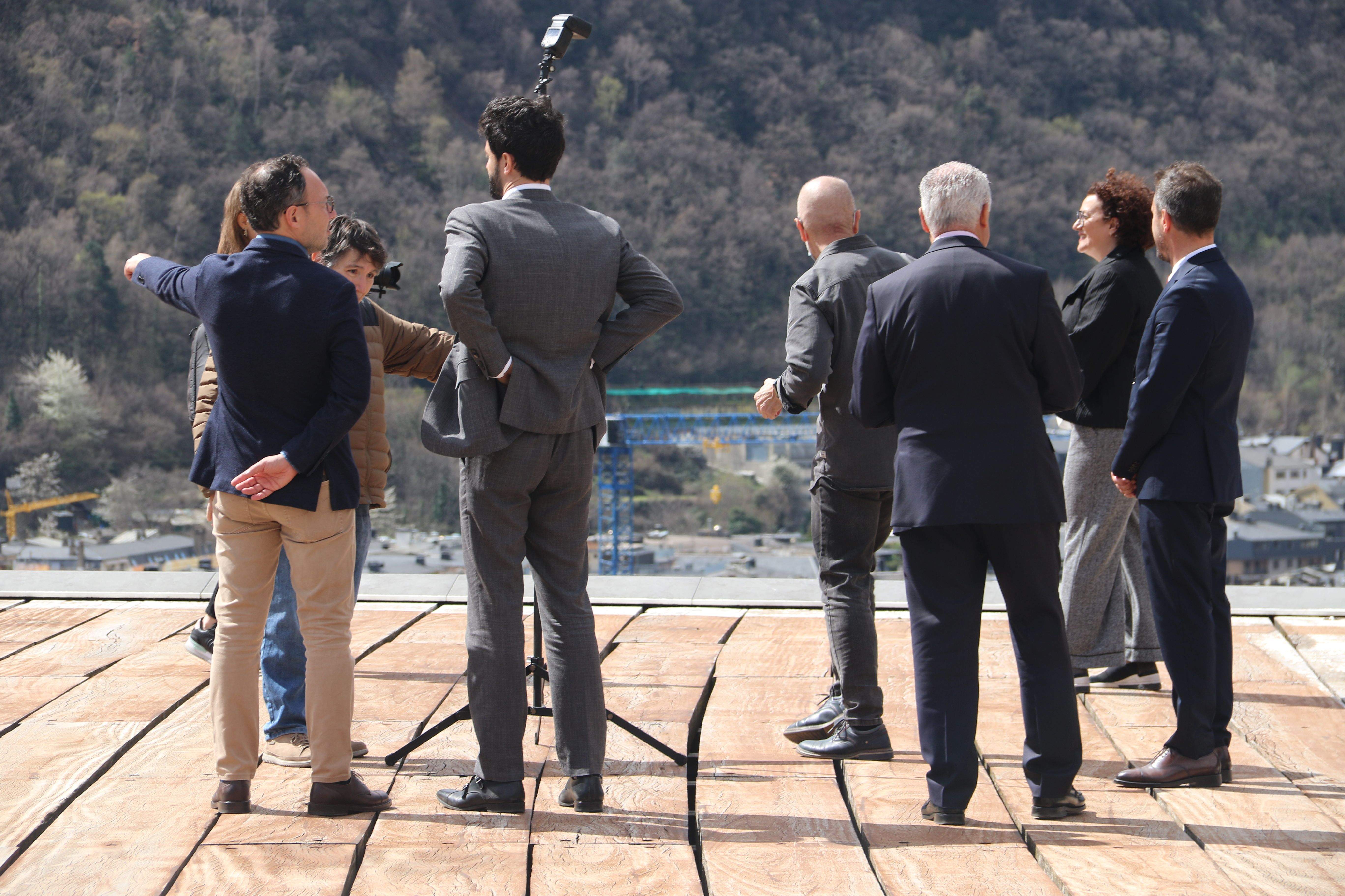 Moment de distensió entre els candidats. Moment de distensió entre els candidats.