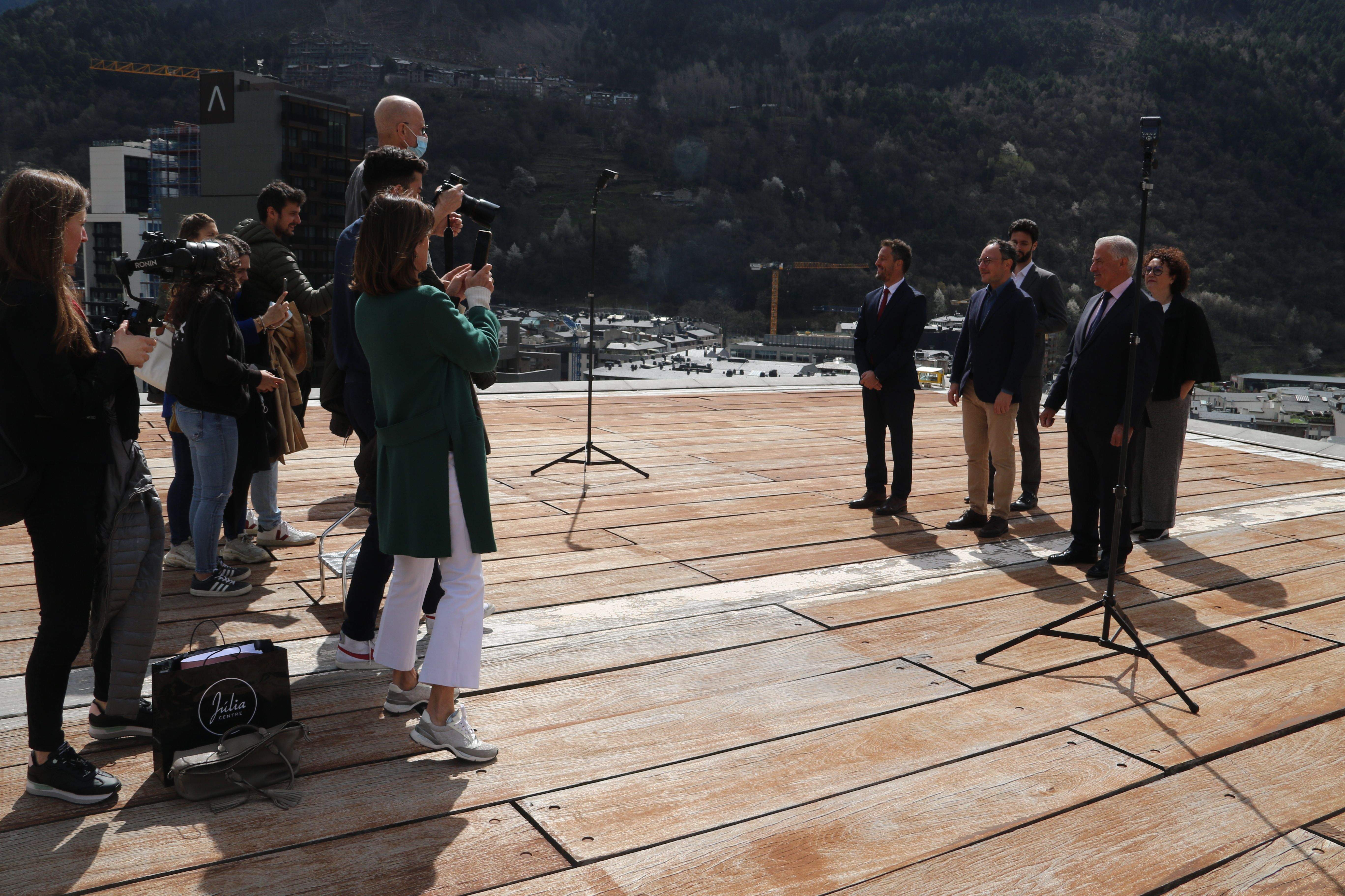 El fotògraf de l'Altaveu (Jordi Pujol) i assessors dels partits captant una de les imatges. El fotògraf de l'Altaveu (Jordi Pujol) i assessors dels partits captant una de les imatges.