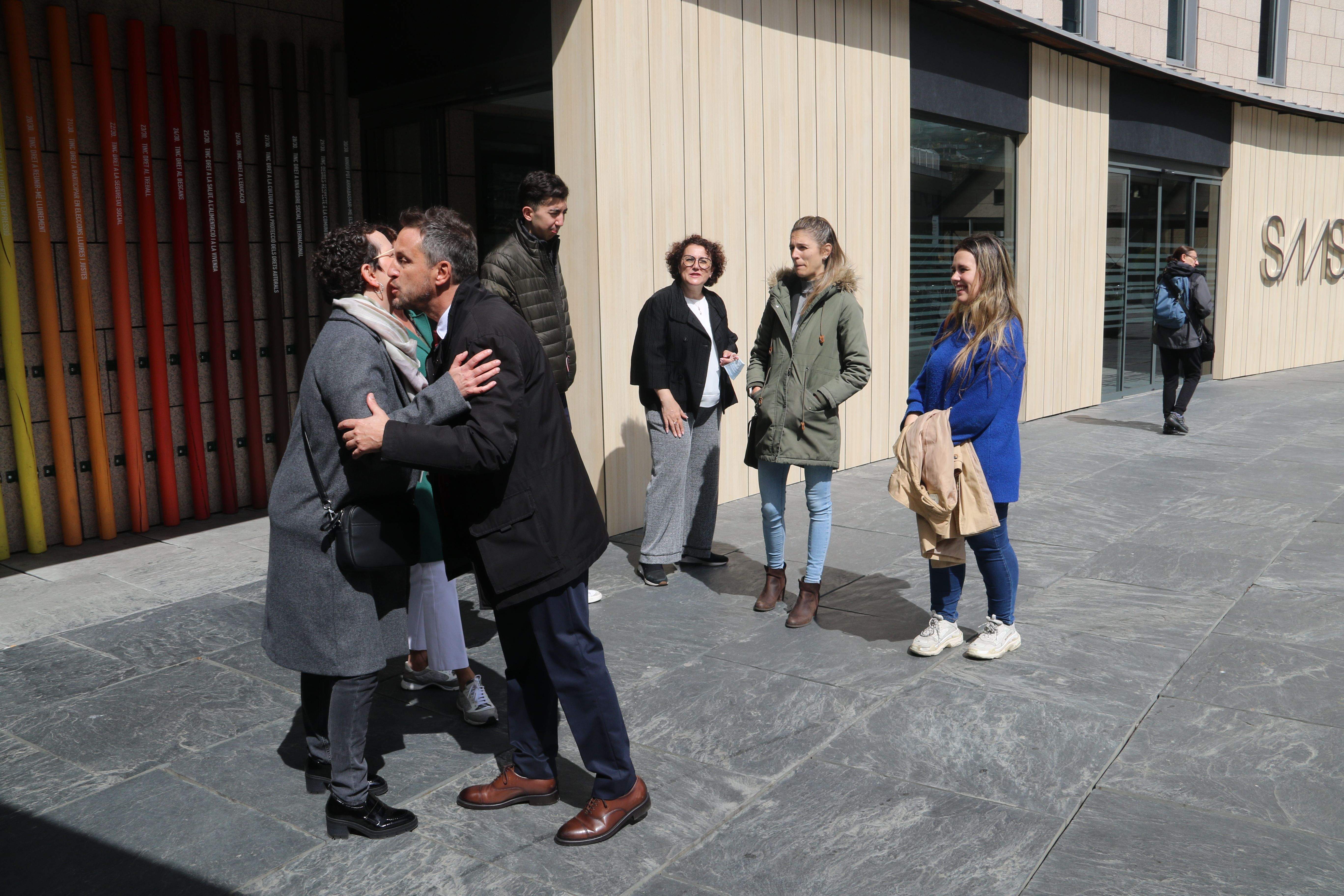 Pere López s'acomiada de la seva germana (cap de comunicació de l'hospital) en presència d'altres candidats i assessors. Pere López s'acomiada de la seva germana (cap de comunicació de l'hospital) en presència d'altres candidats i assessors.