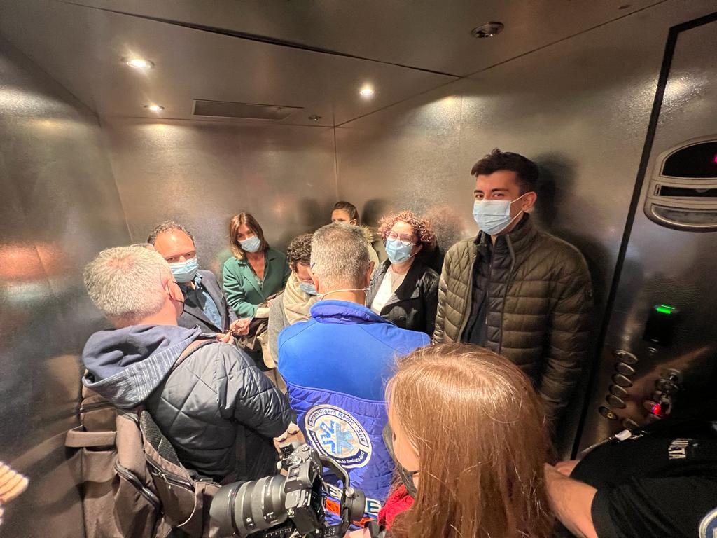 A l'ascensor baixant periodistes, candidats i assessors després de la fotografia. A l'ascensor baixant periodistes, candidats i assessors després de la fotografia.