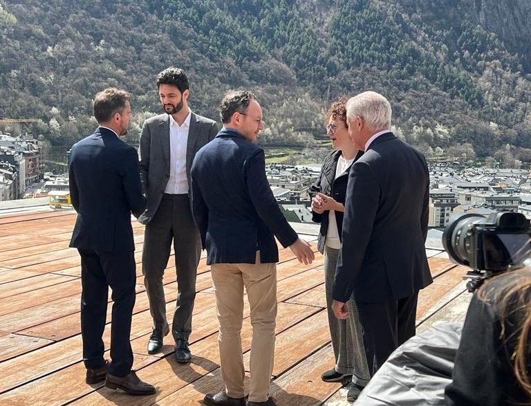 Al final de la sessió s'han acomiadat tots els candidats, fins demà almenys. Al final de la sessió s'han acomiadat tots els candidats, fins demà almenys.