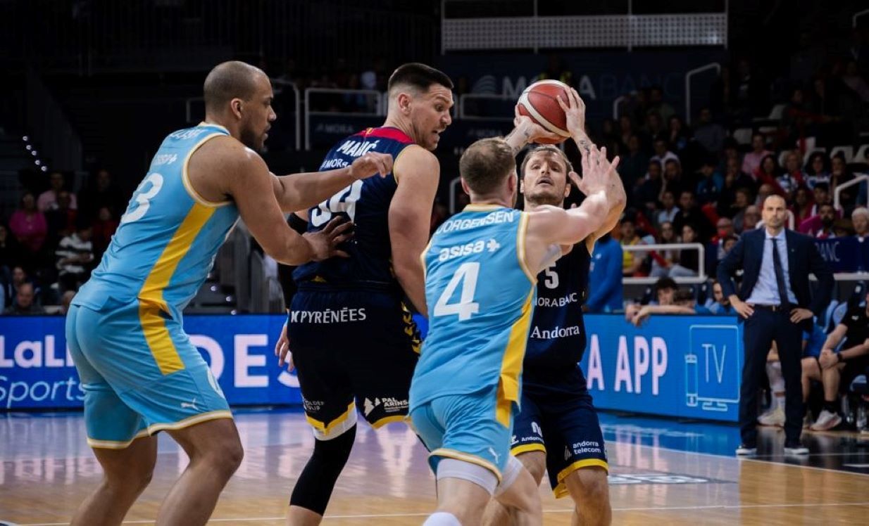 Jorgensen arriba tard per impedir el tir de Rafa Luz en presència de Maric al partit d'aquest dissabte.