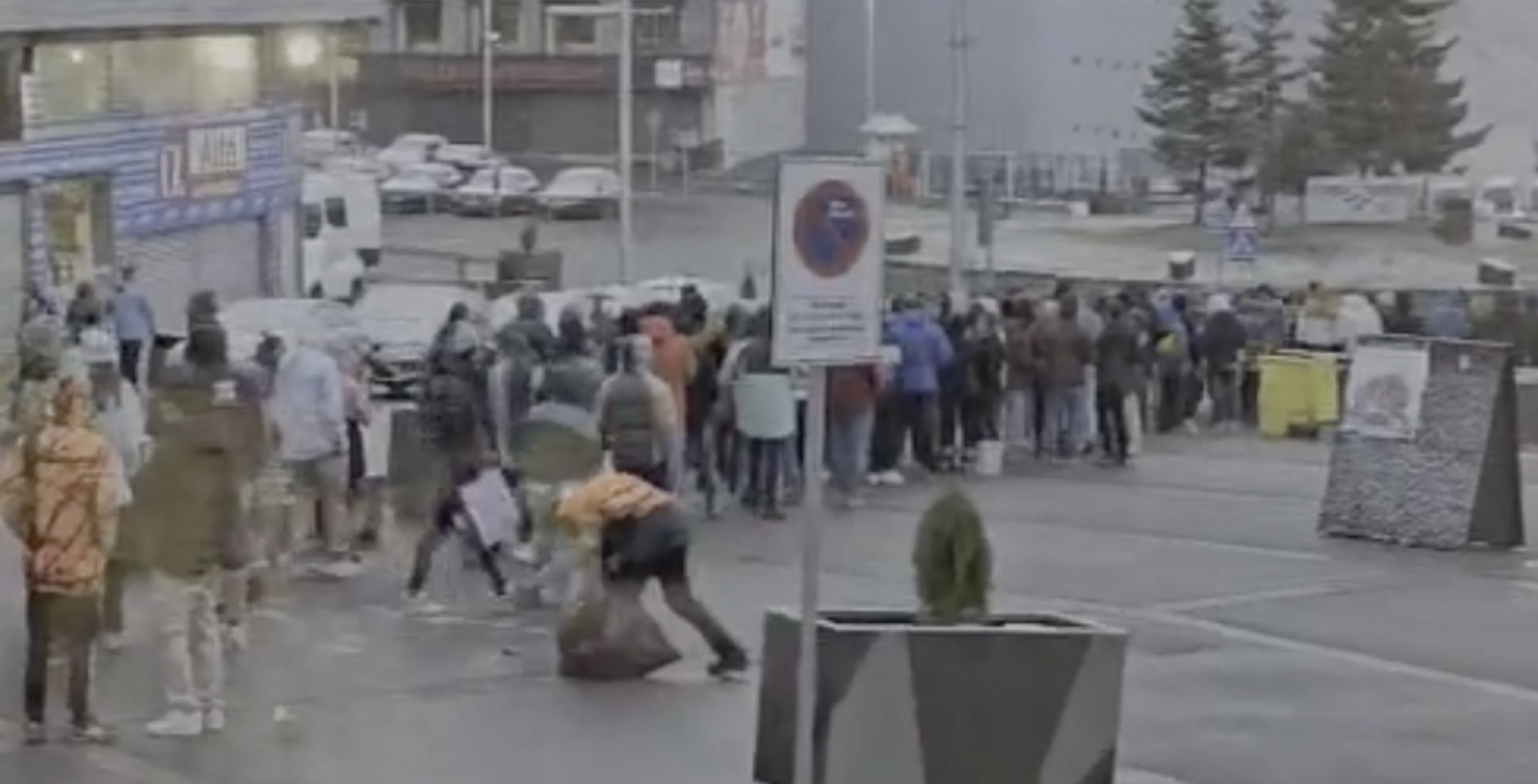 Cua d'assistents al festival esperant el bus.