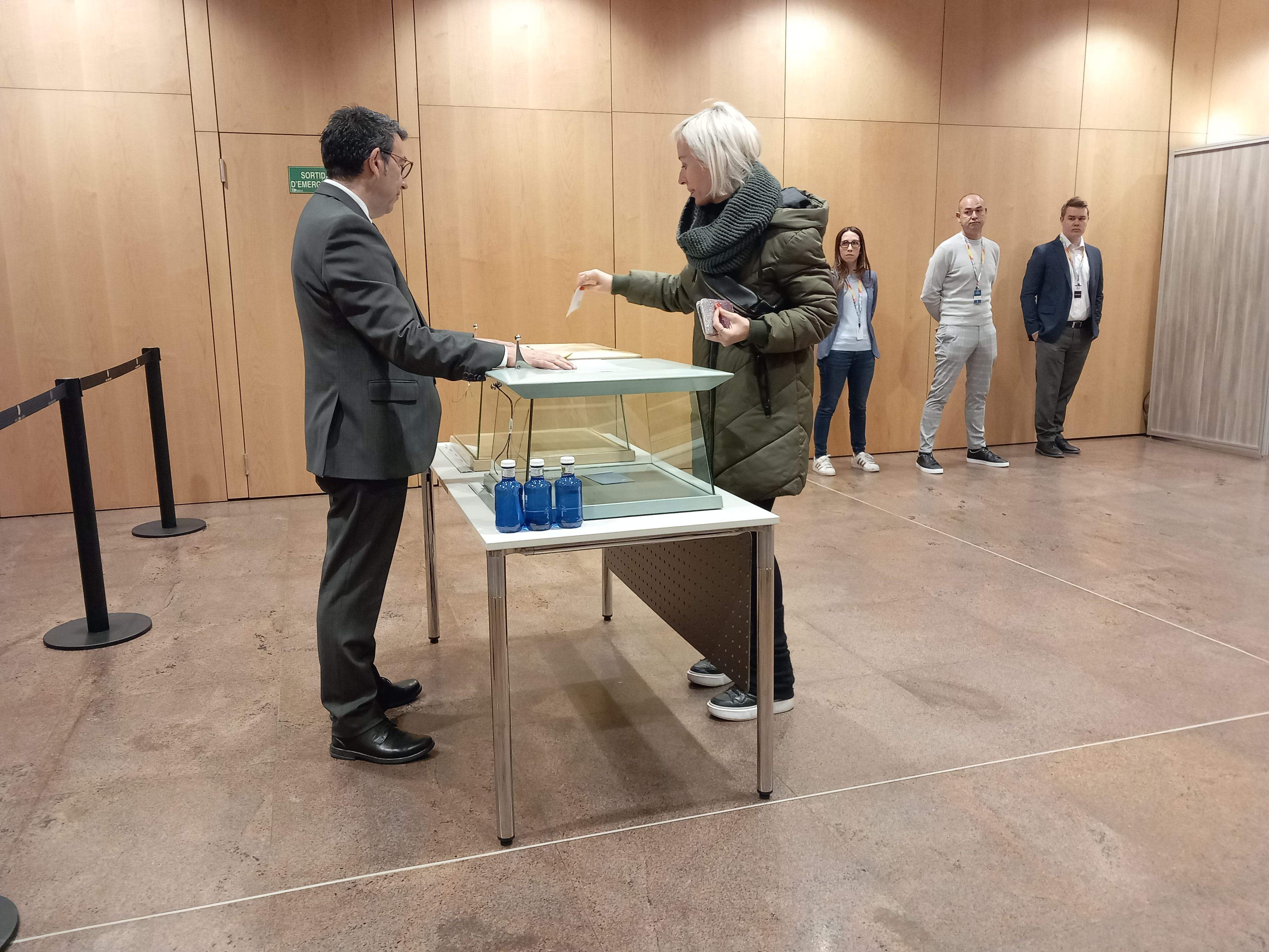 La primera votant d'Andorra la Vella, la comunicadora Meri Picart. La primera votant d'Andorra la Vella, la comunicadora Meri Picart.