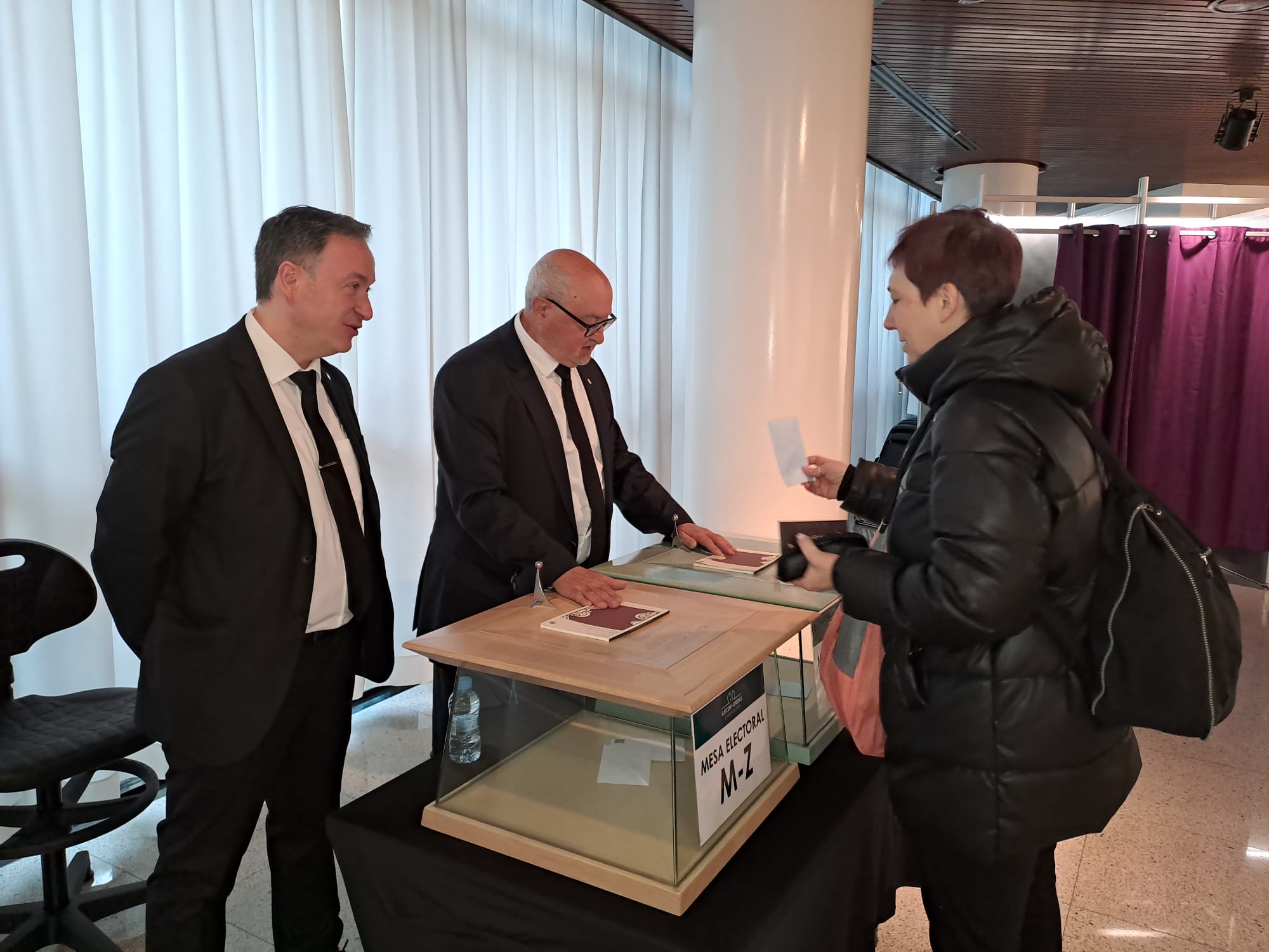 Una de les primeres votants a Encamp.