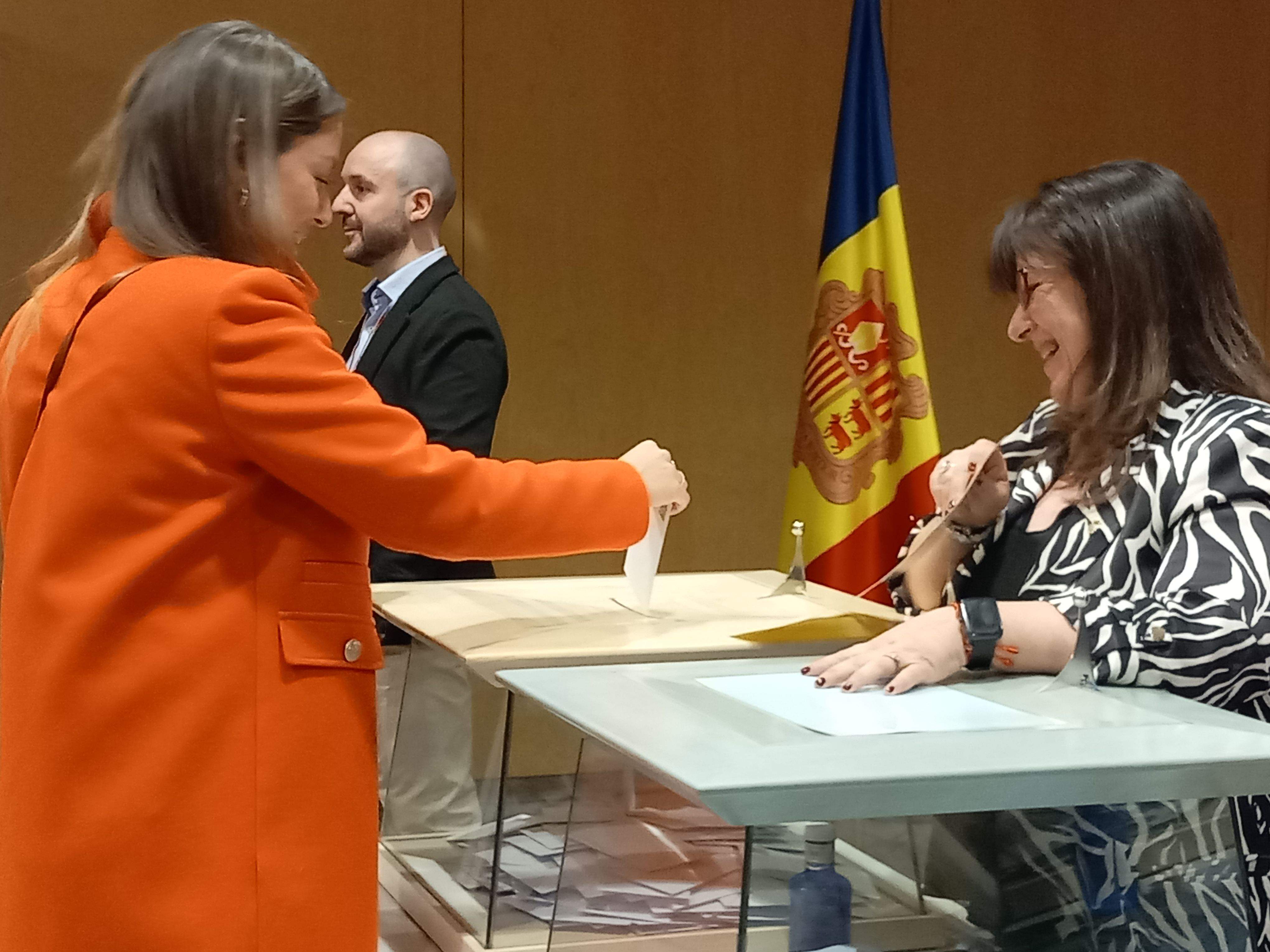 Meritxell López emetent el seu vot. Meritxell López emetent el seu vot.