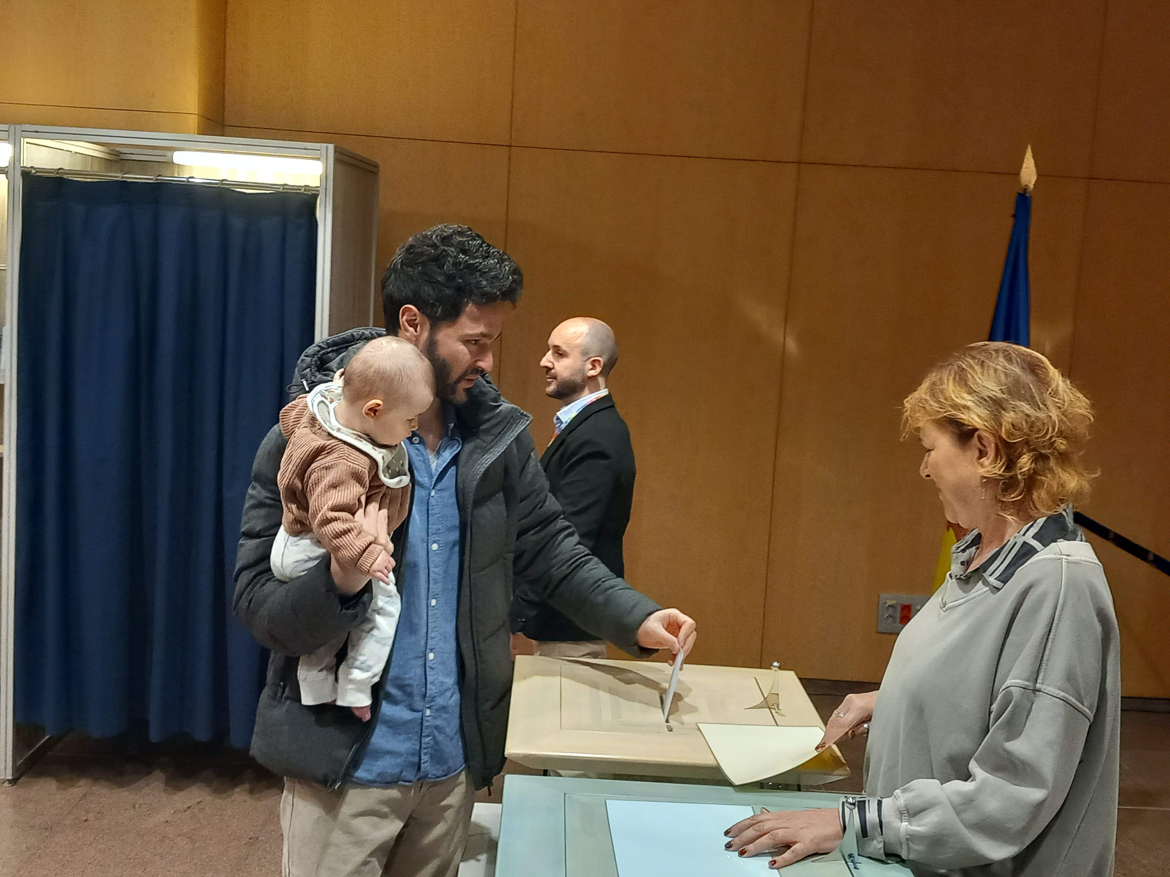 Cerni Escalé diposita un dels seus sufragis a l'urna. Cerni Escalé diposita un dels seus sufragis a l'urna.