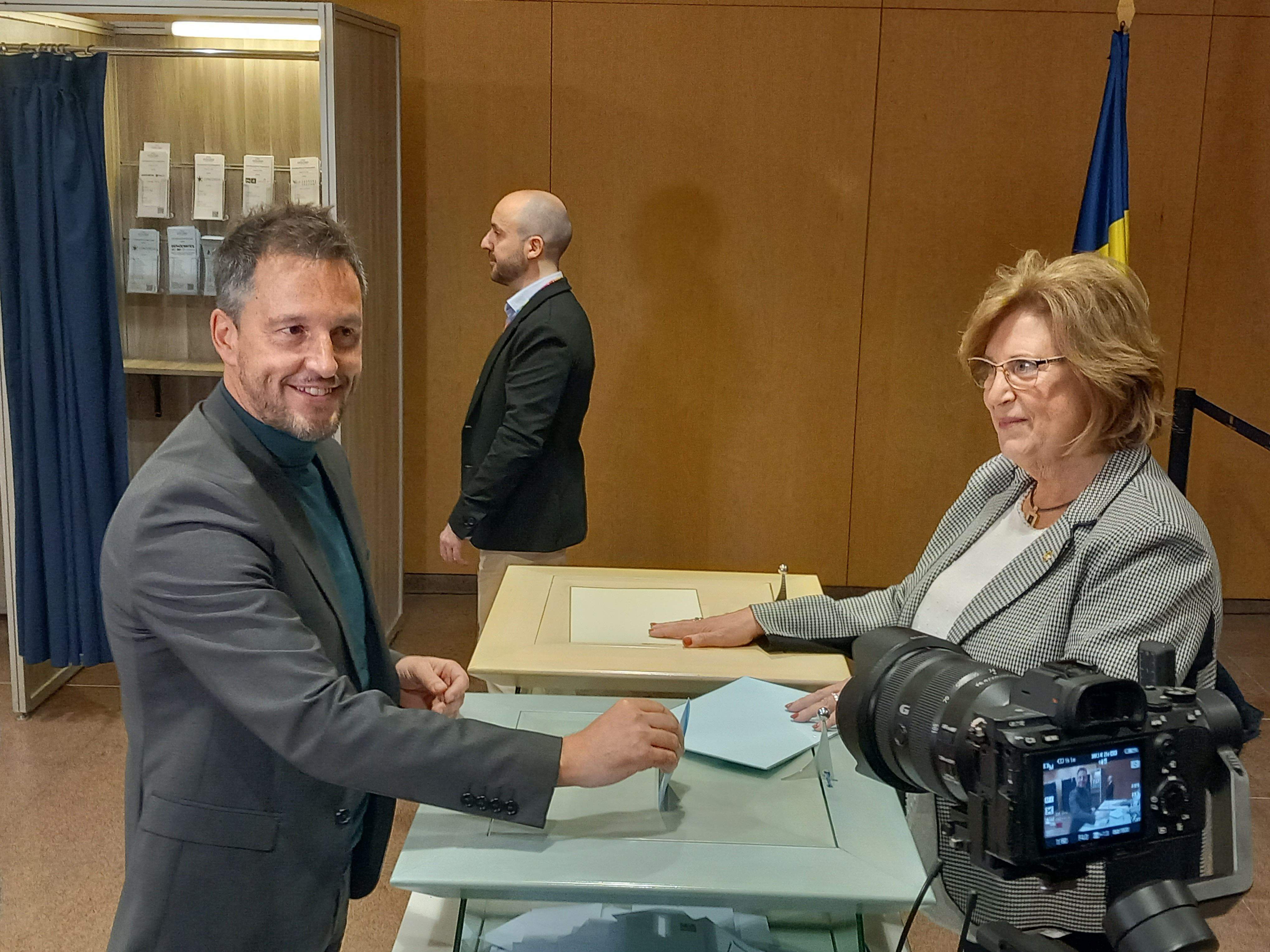 Pere López emet el seu vot. Pere López emet el seu vot.