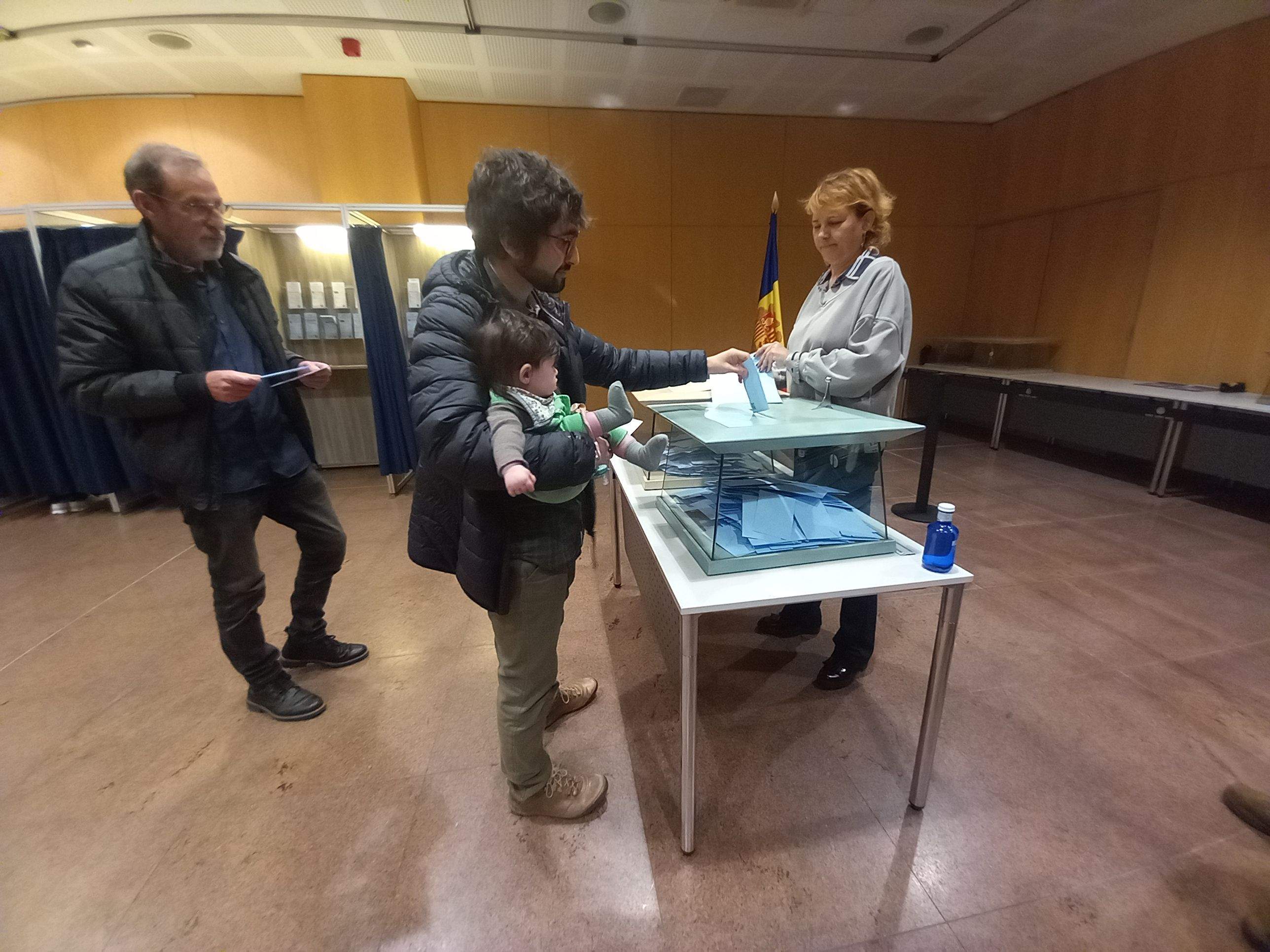 Martí Alay, amb la seva filla, votant just davant de Miquel Clua. Martí Alay, amb la seva filla, votant just davant de Miquel Clua.