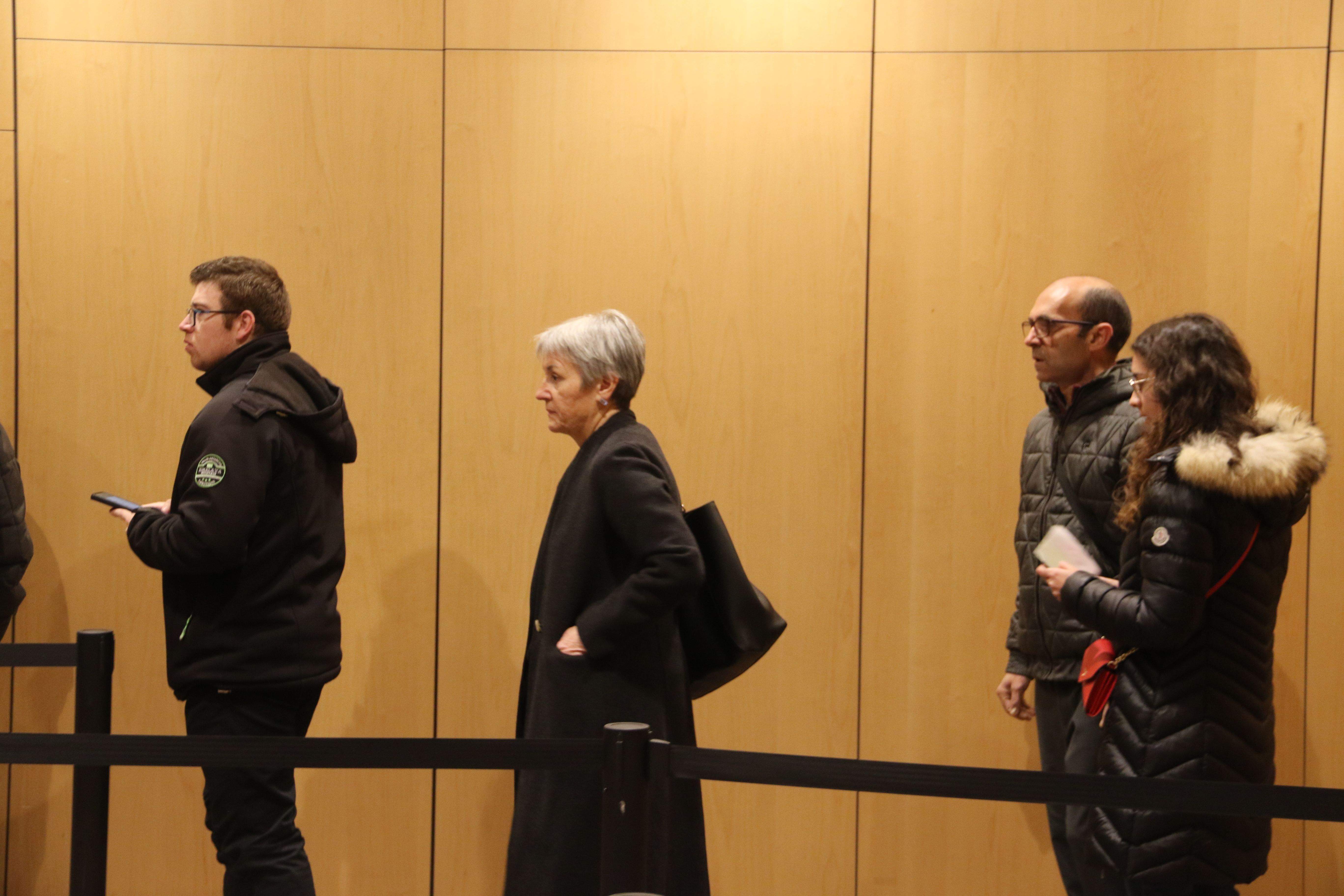 La síndica general Roser Suñé fent cua. La síndica general Roser Suñé fent cua.