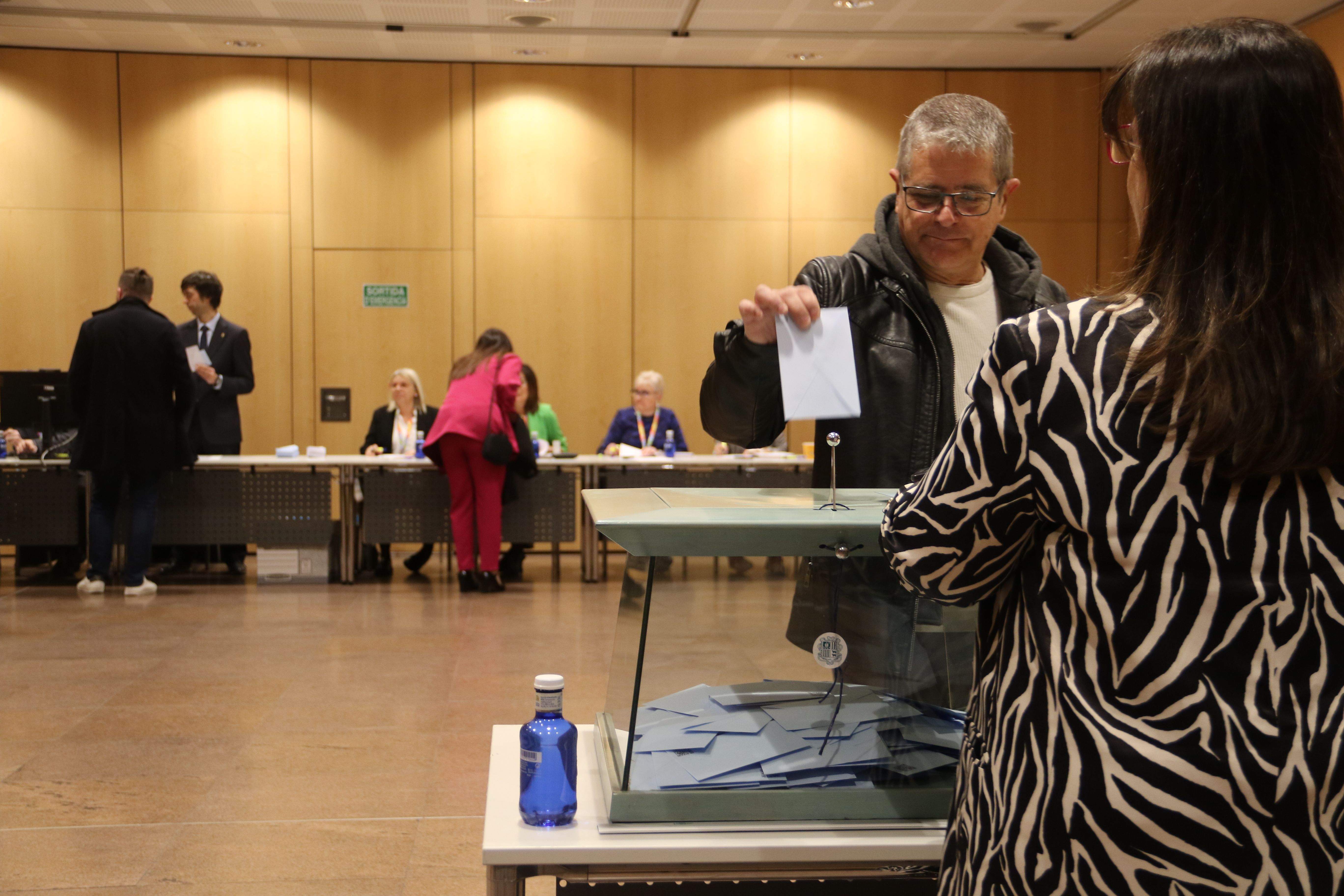 Un elector dipositant el seu vot a l'urna. Un elector dipositant el seu vot a l'urna.