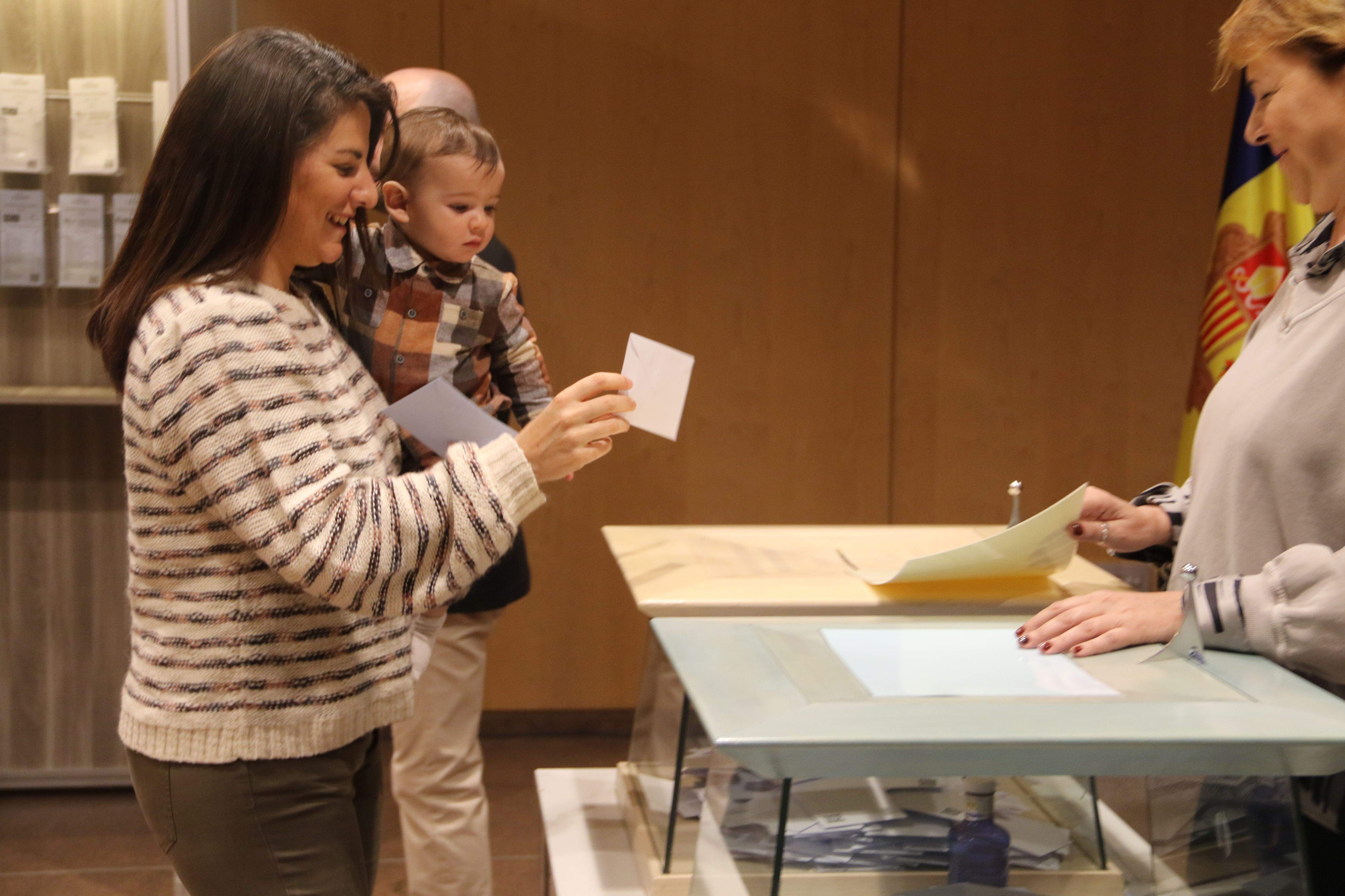 La presidenta del Col·legi de Metges, Meritxell Cosan, votant amb el seu fill. La presidenta del Col·legi de Metges, Meritxell Cosan, votant amb el seu fill.