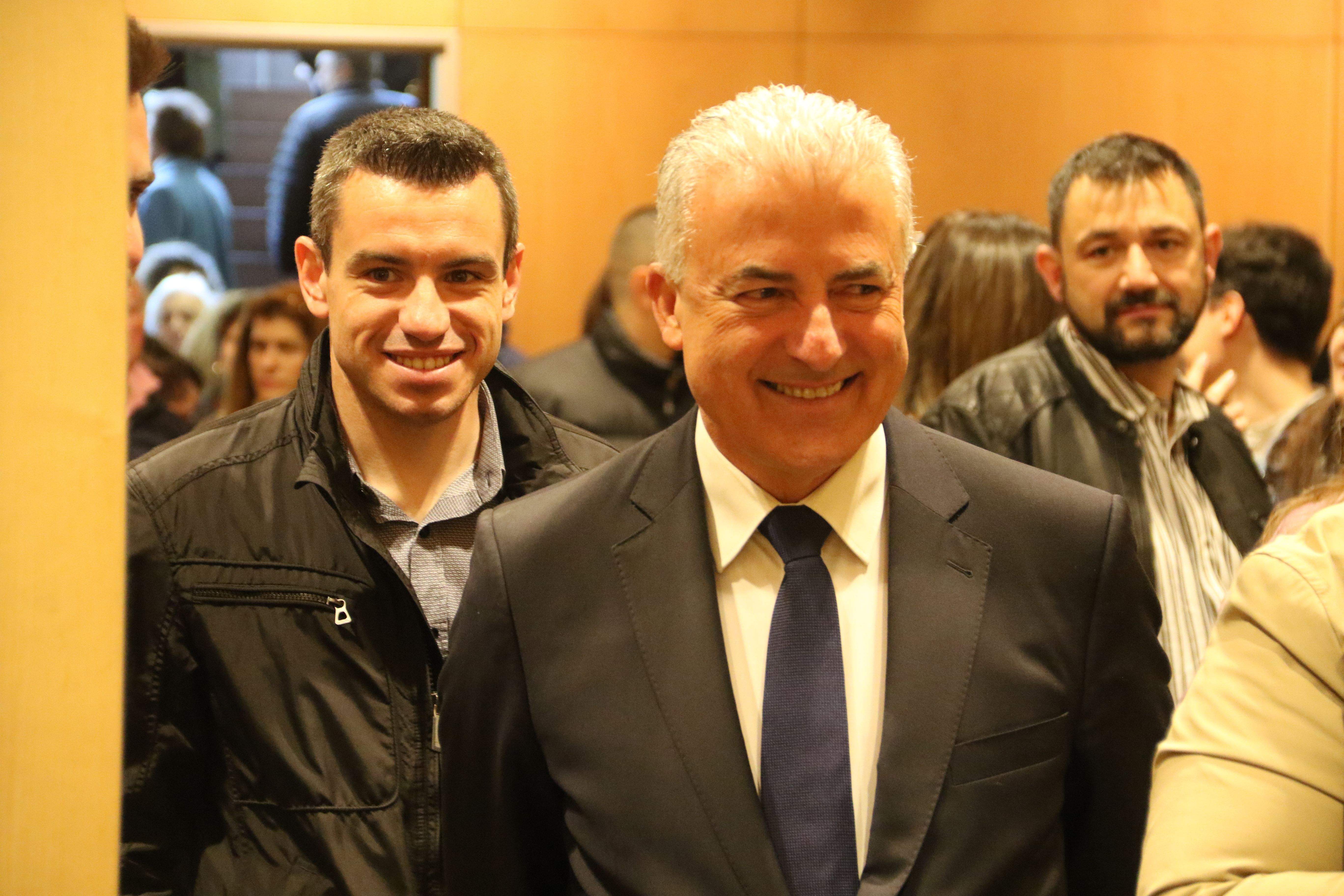 Josep Maria Cabanes ha anat a votar acompanyat dels seus fills. Josep Maria Cabanes ha anat a votar acompanyat dels seus fills.