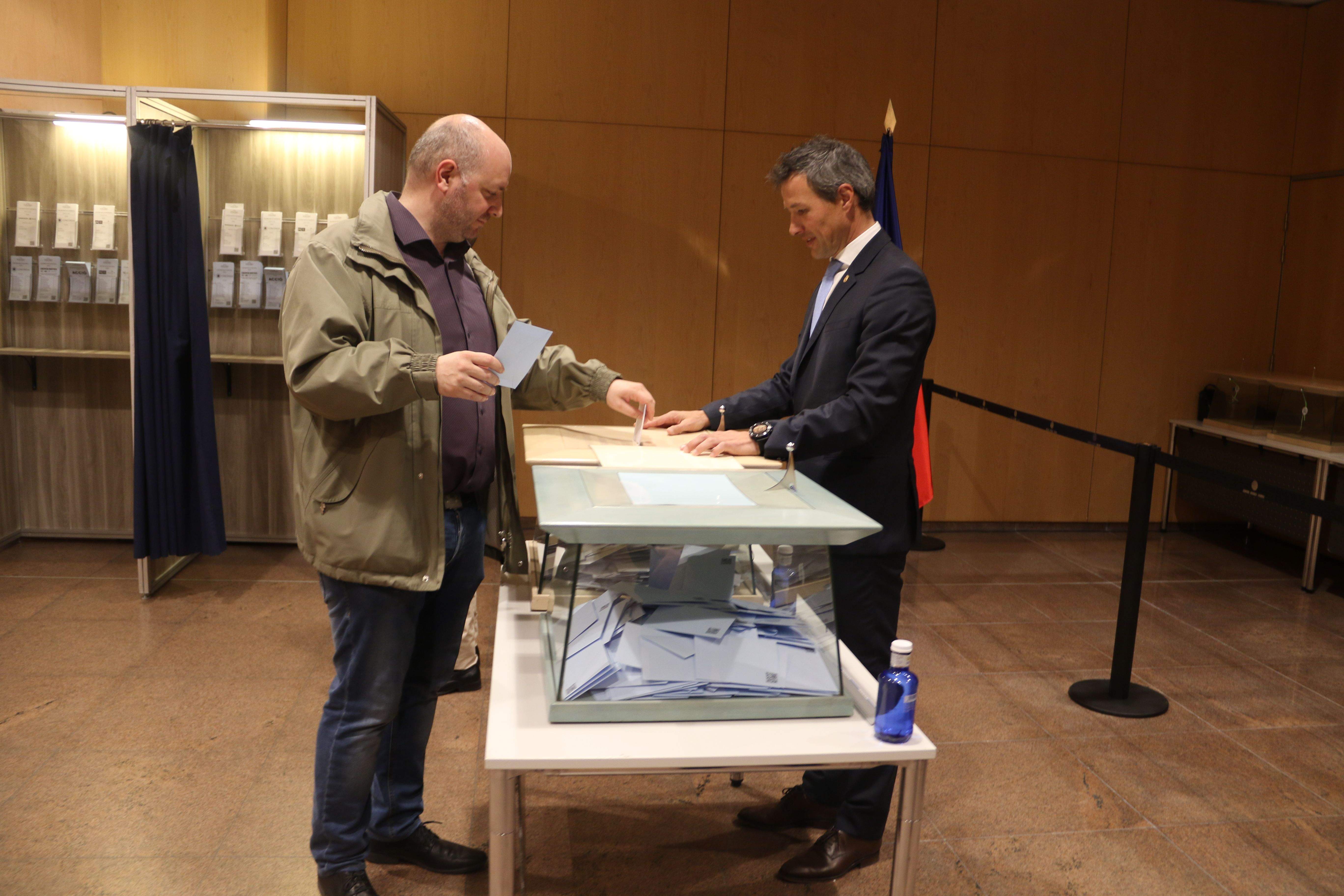 El batlle Eduard Canut votant. El batlle Eduard Canut votant.