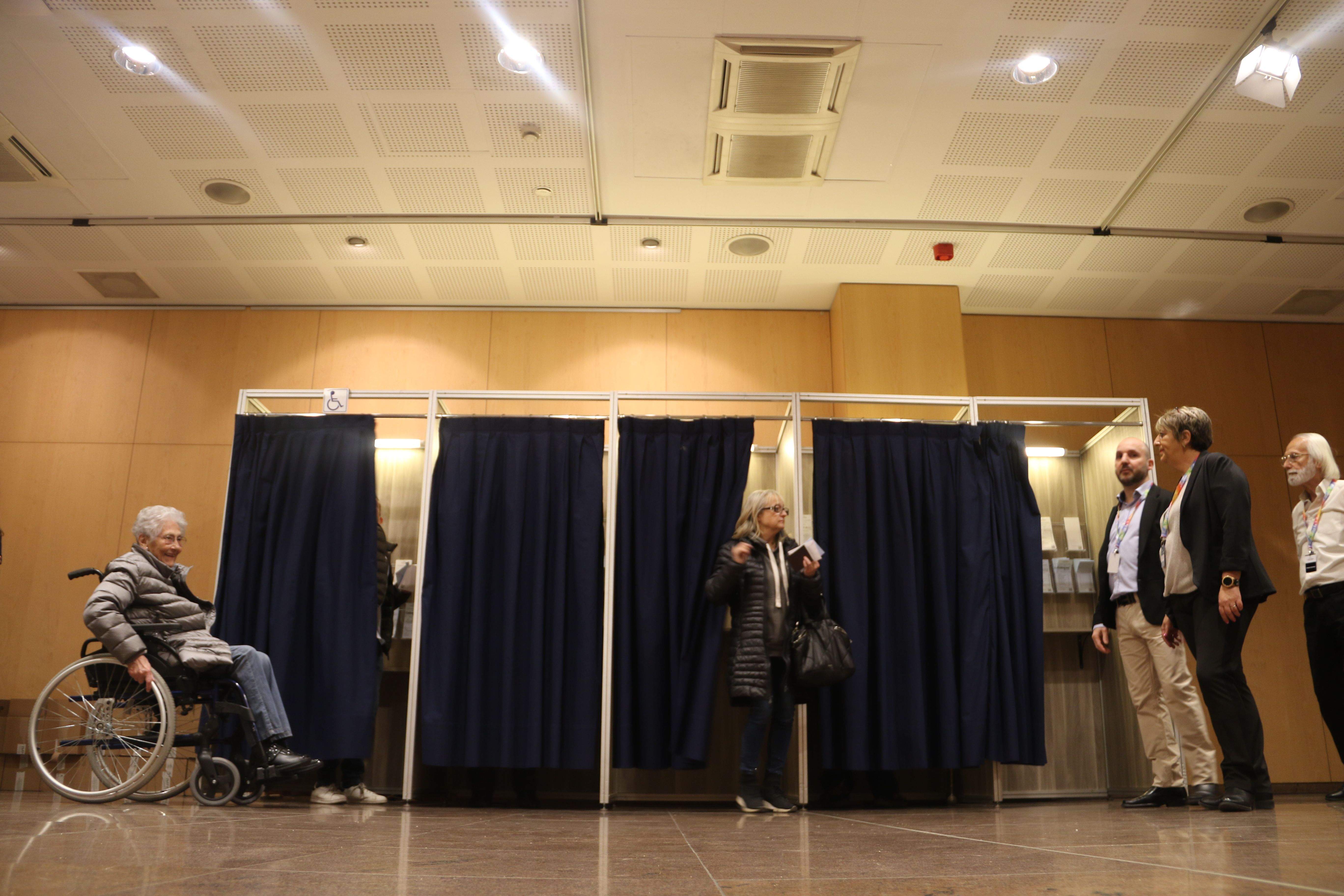 Una de les sales de votació al Centre de Congressos. Una de les sales de votació al Centre de Congressos.