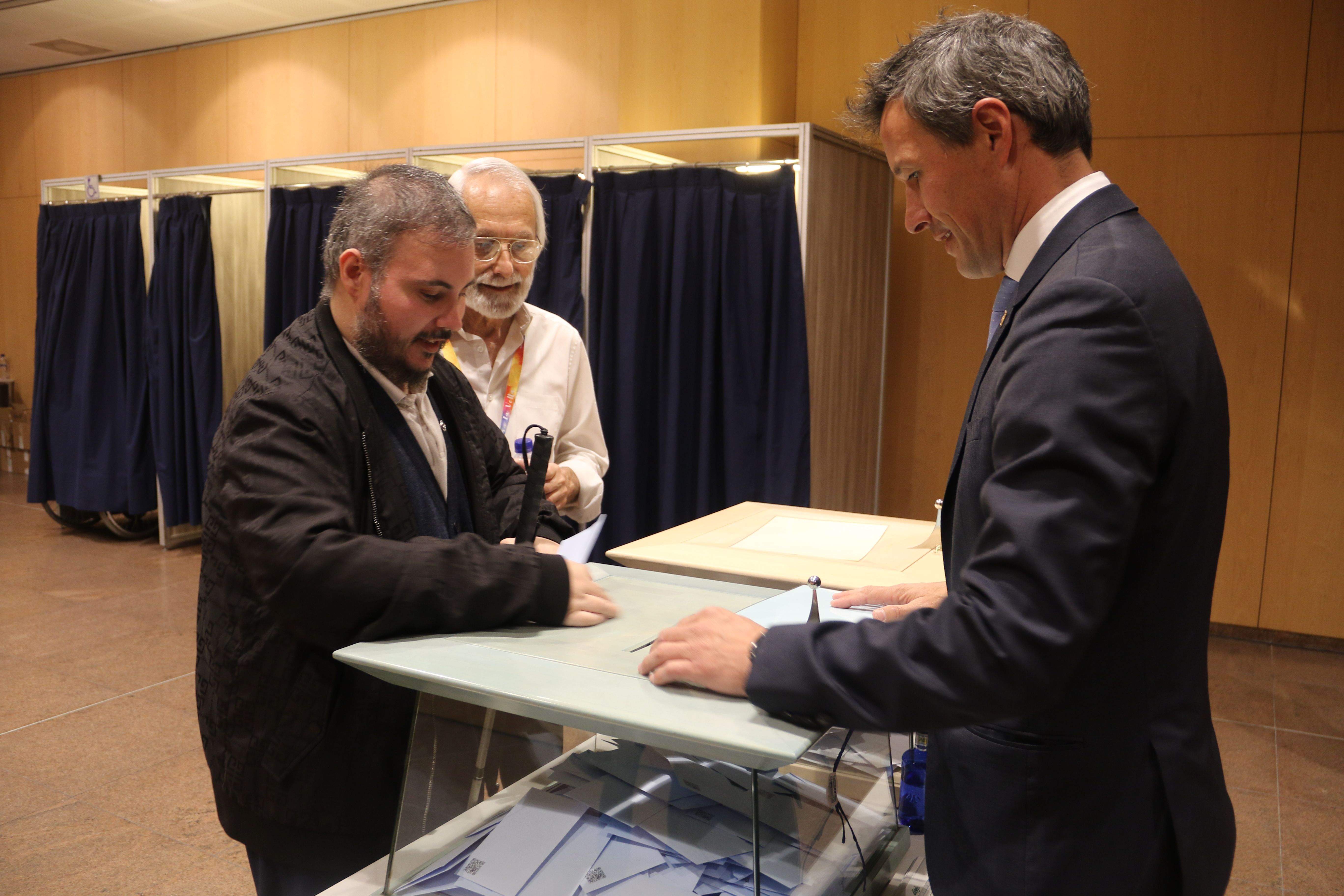 Marc Latorre, deficient visual, emetent el seu vot. Marc Latorre, deficient visual, emetent el seu vot.