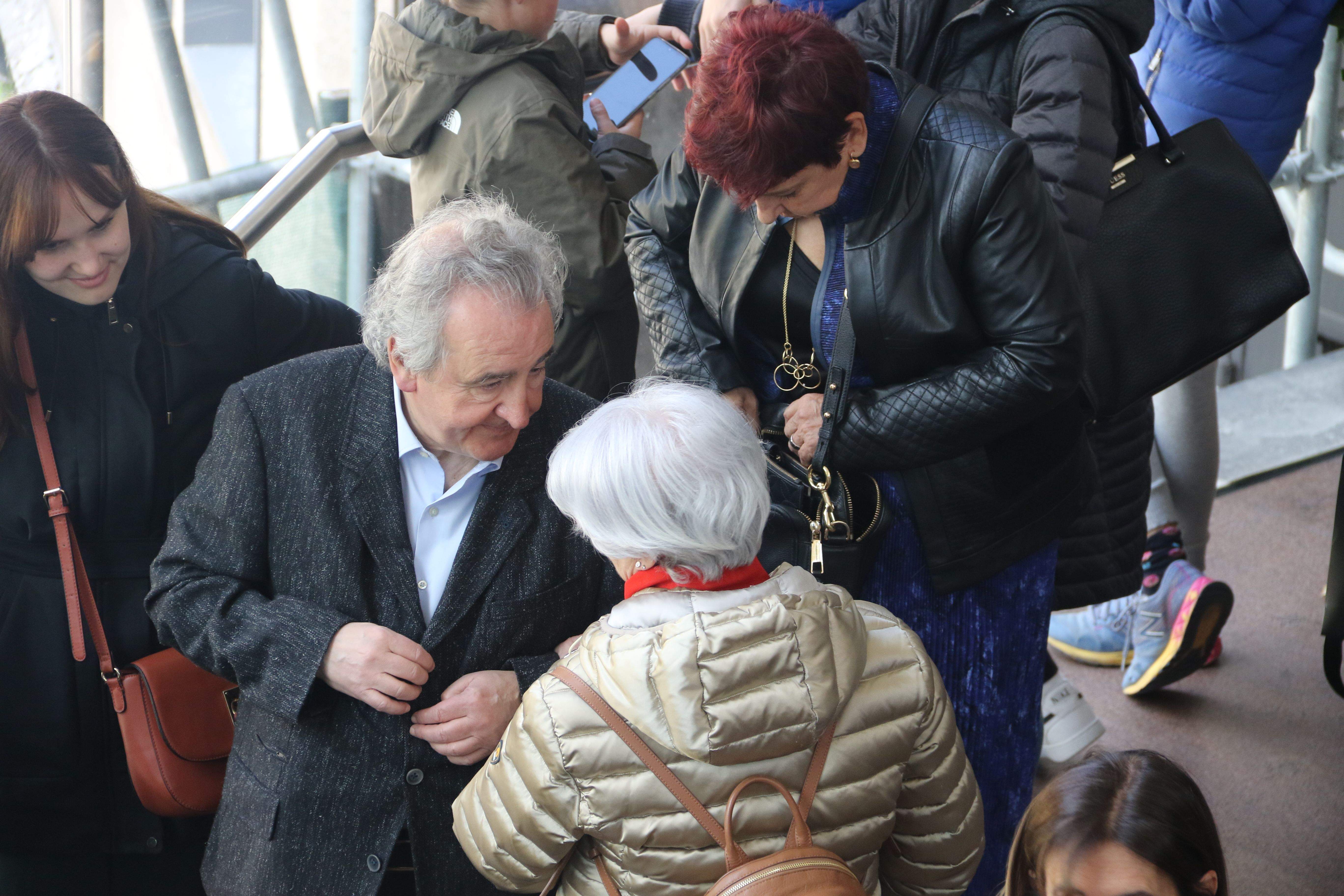 Jaume Bartumeu, fent cua, parla amb una altra electora. Jaume Bartumeu, fent cua, parla amb una altra electora.