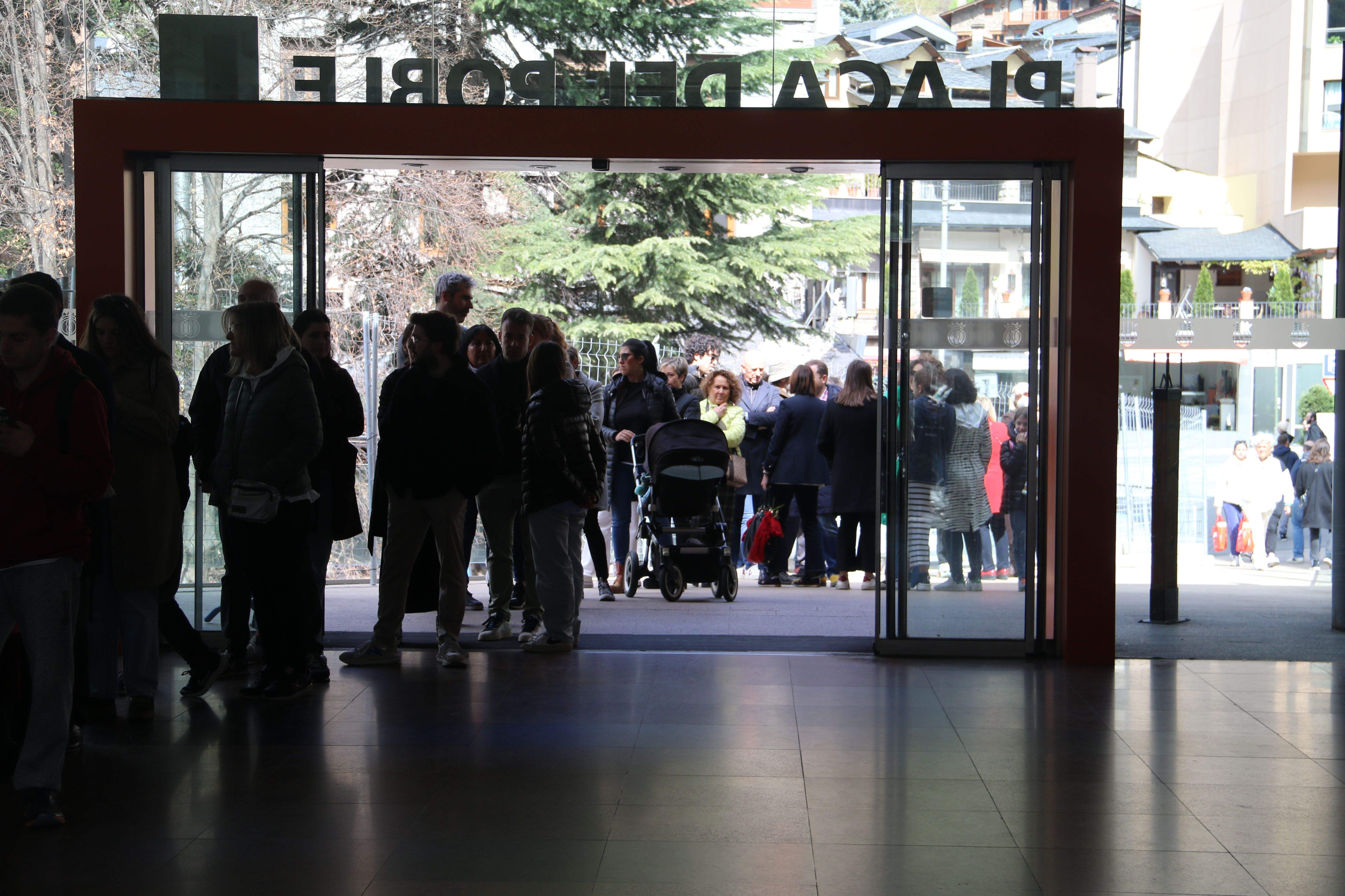 Electors esperant en les immediacions del Centre de Congressos. Electors esperant en les immediacions del Centre de Congressos.