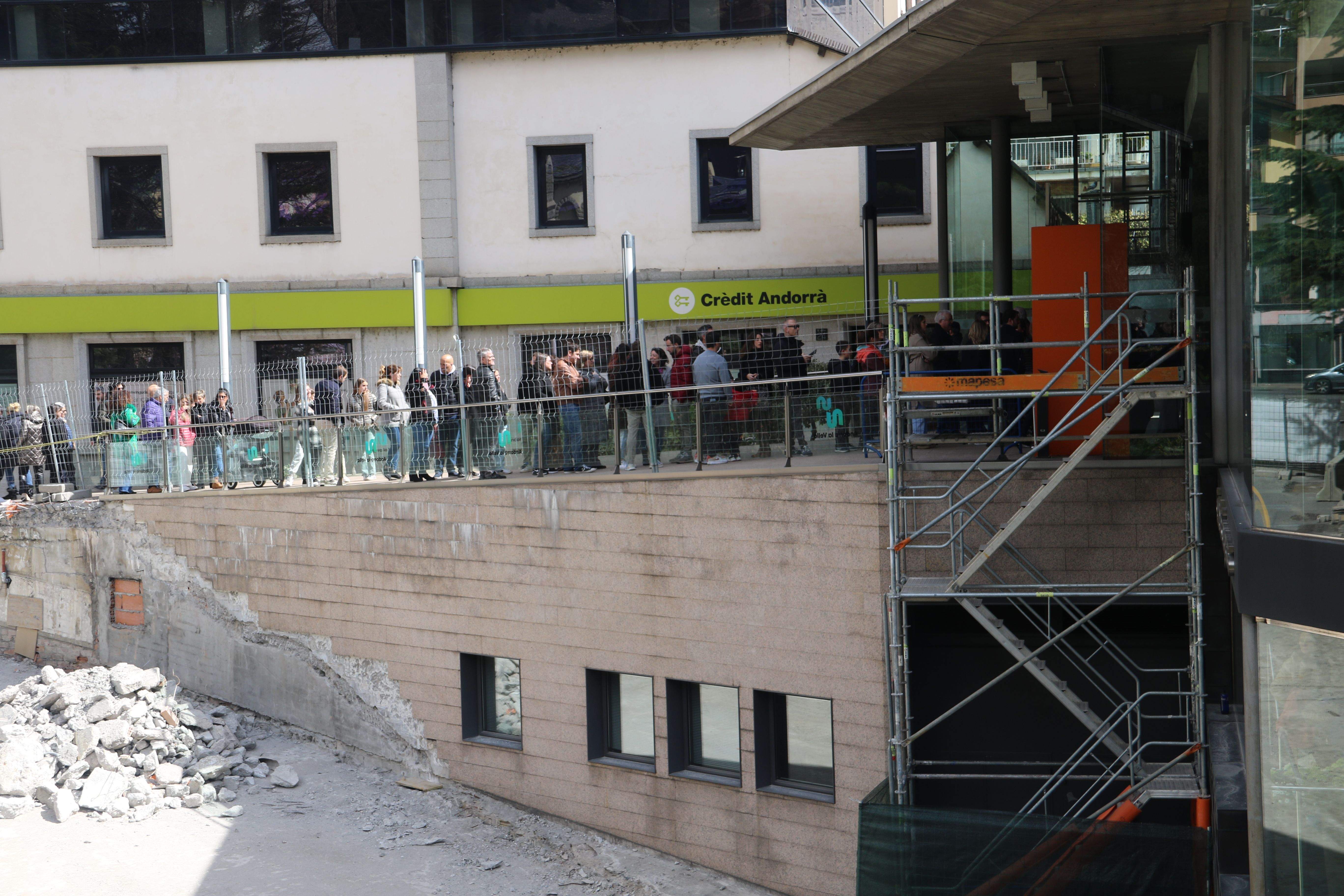 Cua fora del Centre de Congressos. Cua fora del Centre de Congressos.