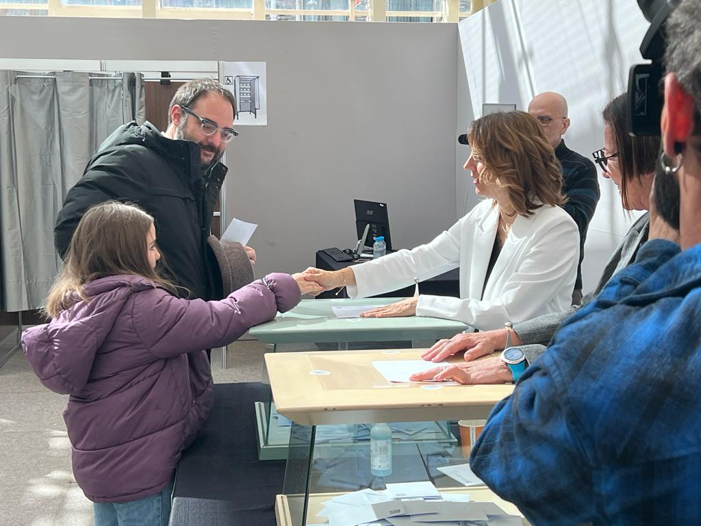 La filla de Ramon Tena ha dipositat el seu vot.