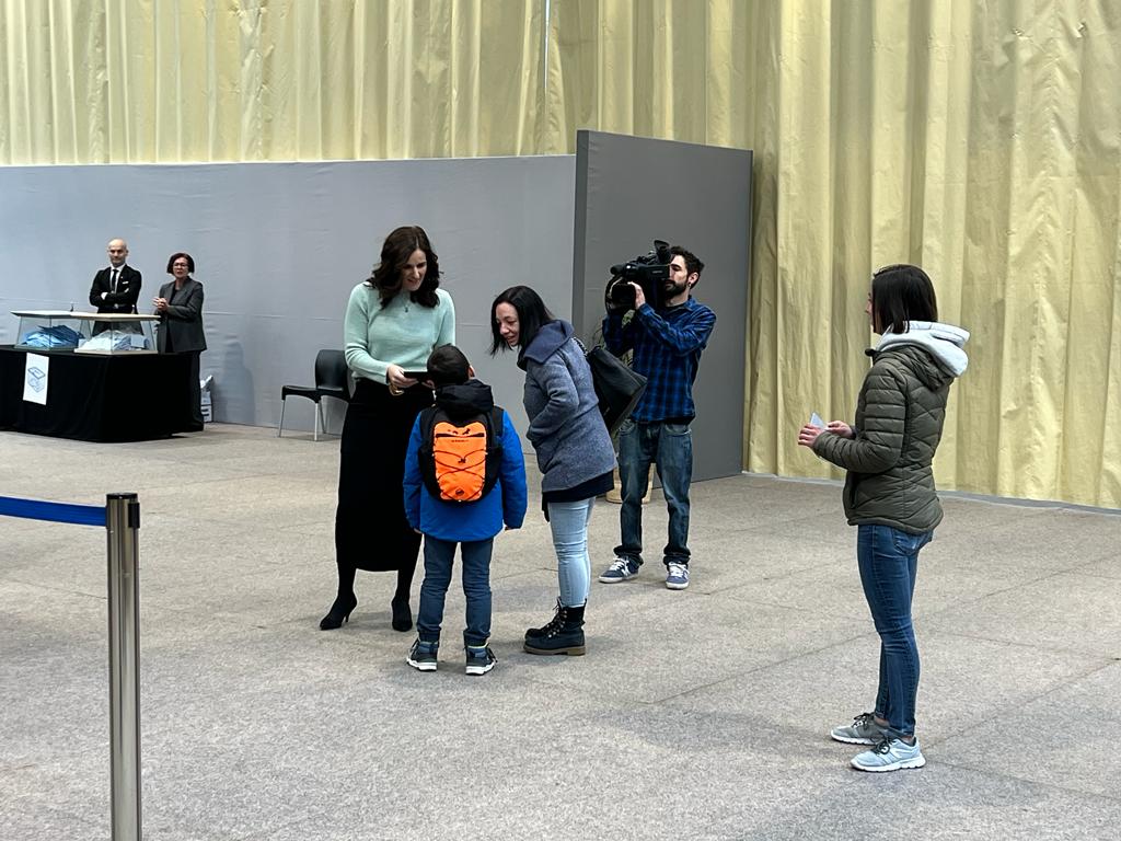 Puntualment a les 9:00h ha arrivat la primera votant amb el fill.