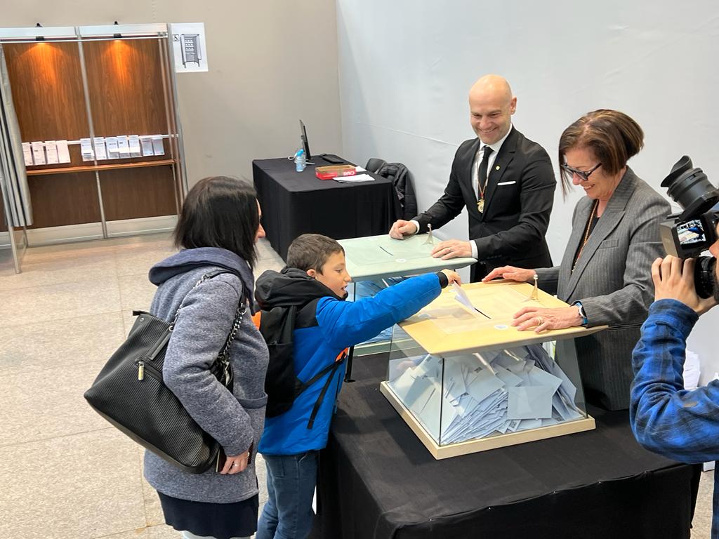 El primer votant amb la seva mare (qui vertaderament ha votat)