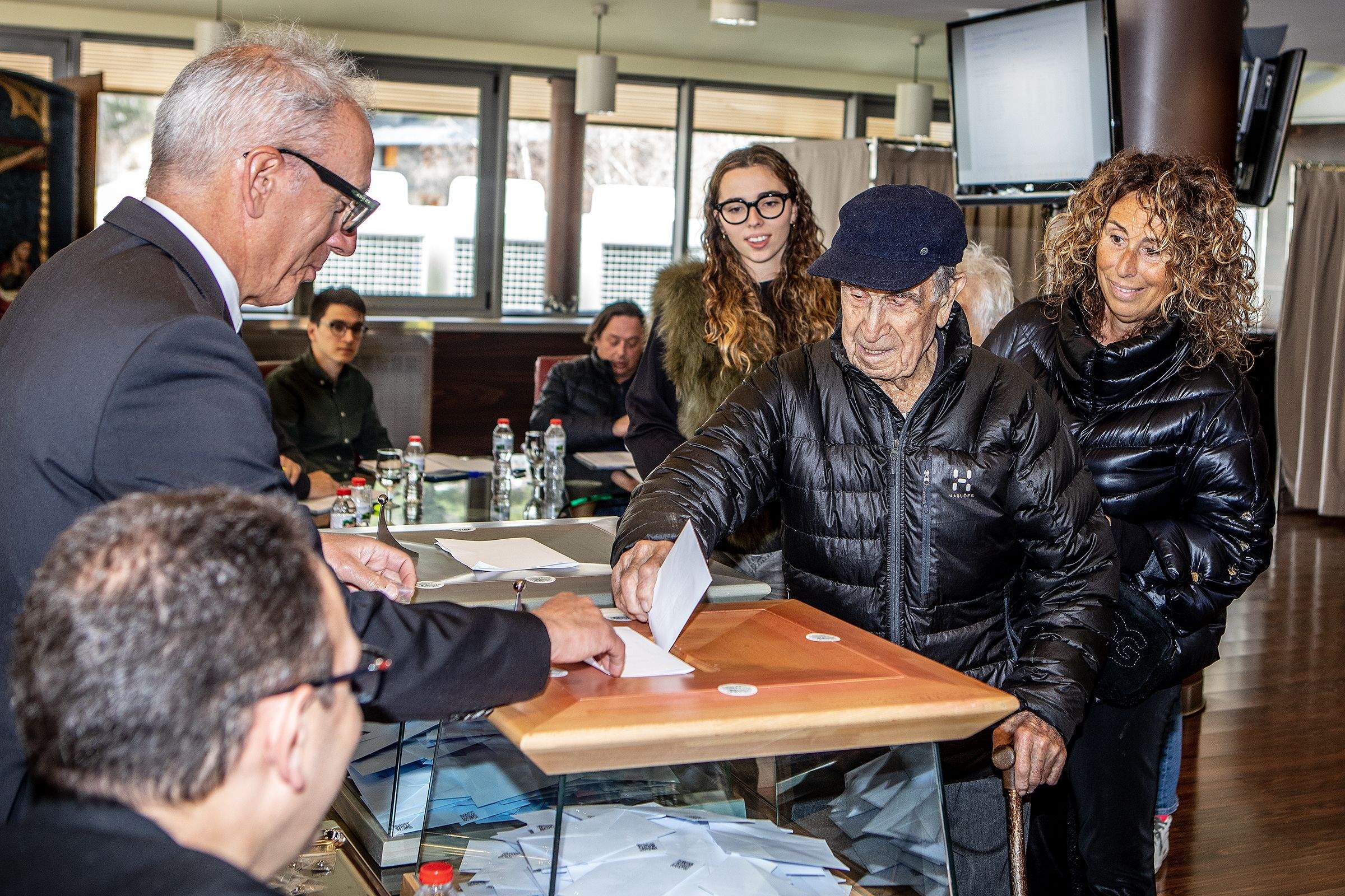 El padrí més gran de Canillo vota acompanyat per la seva filla.